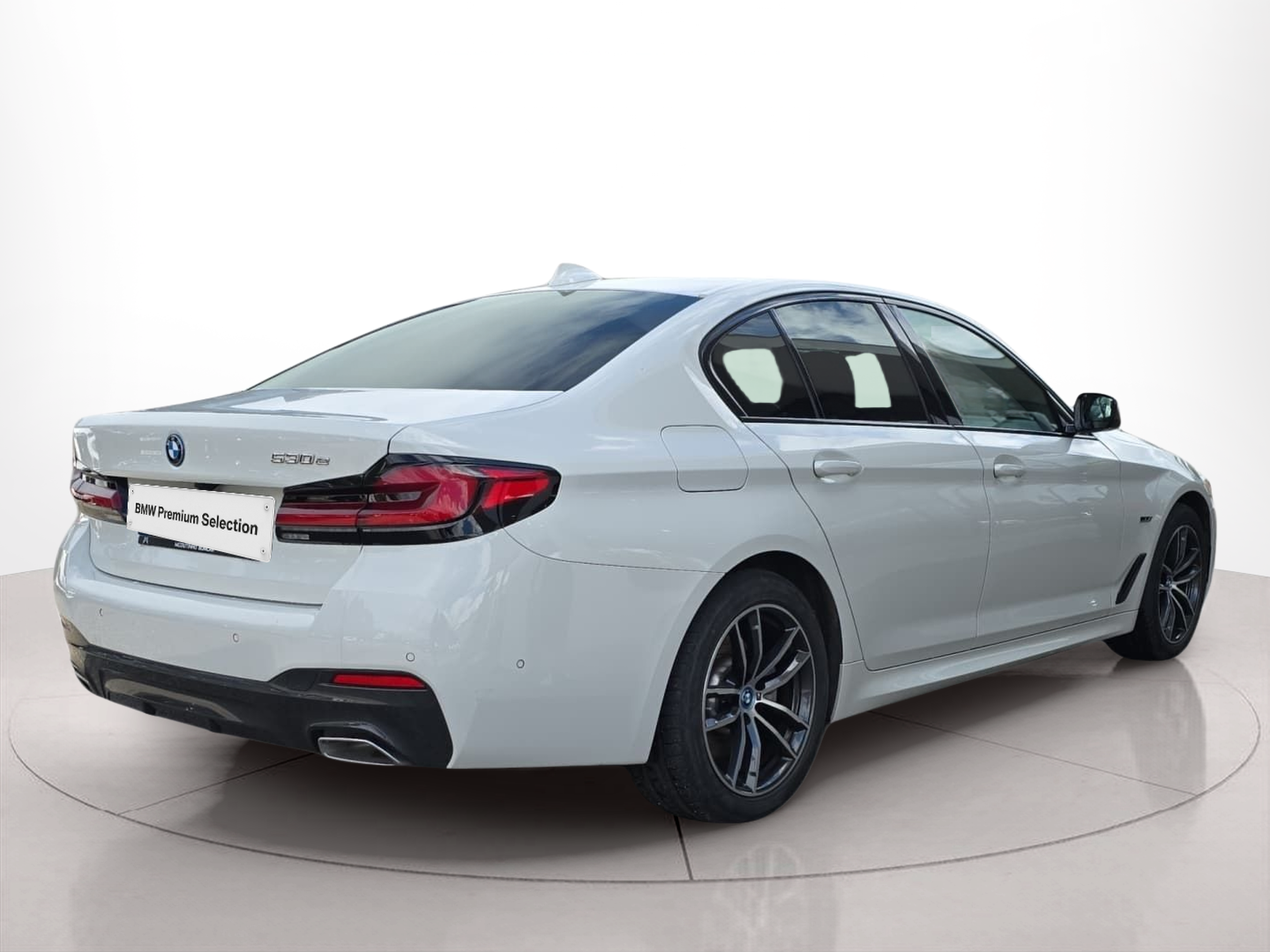 BMW Série 5 530e Berlina color Blanco. Año 2023. 215KW(292CV). Elétrico / Gasolina Híbrido. En concesionario MCoutinho - Viseu de Viseu