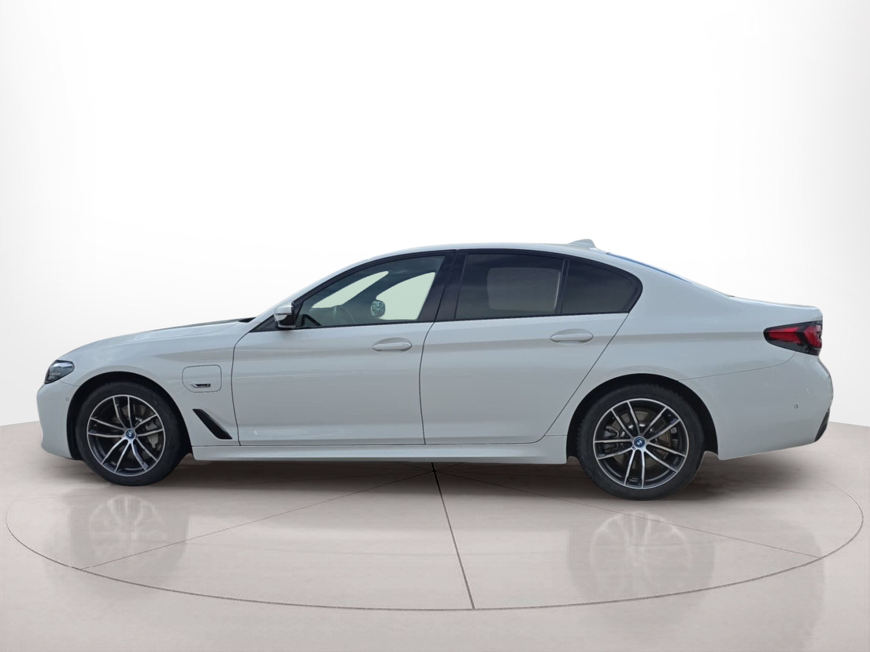 Fotos de BMW Série 5 530e Berlina color Blanco. Año 2023. 215KW(292CV). Elétrico / Gasolina Híbrido. En concesionario MCoutinho - Viseu de Viseu