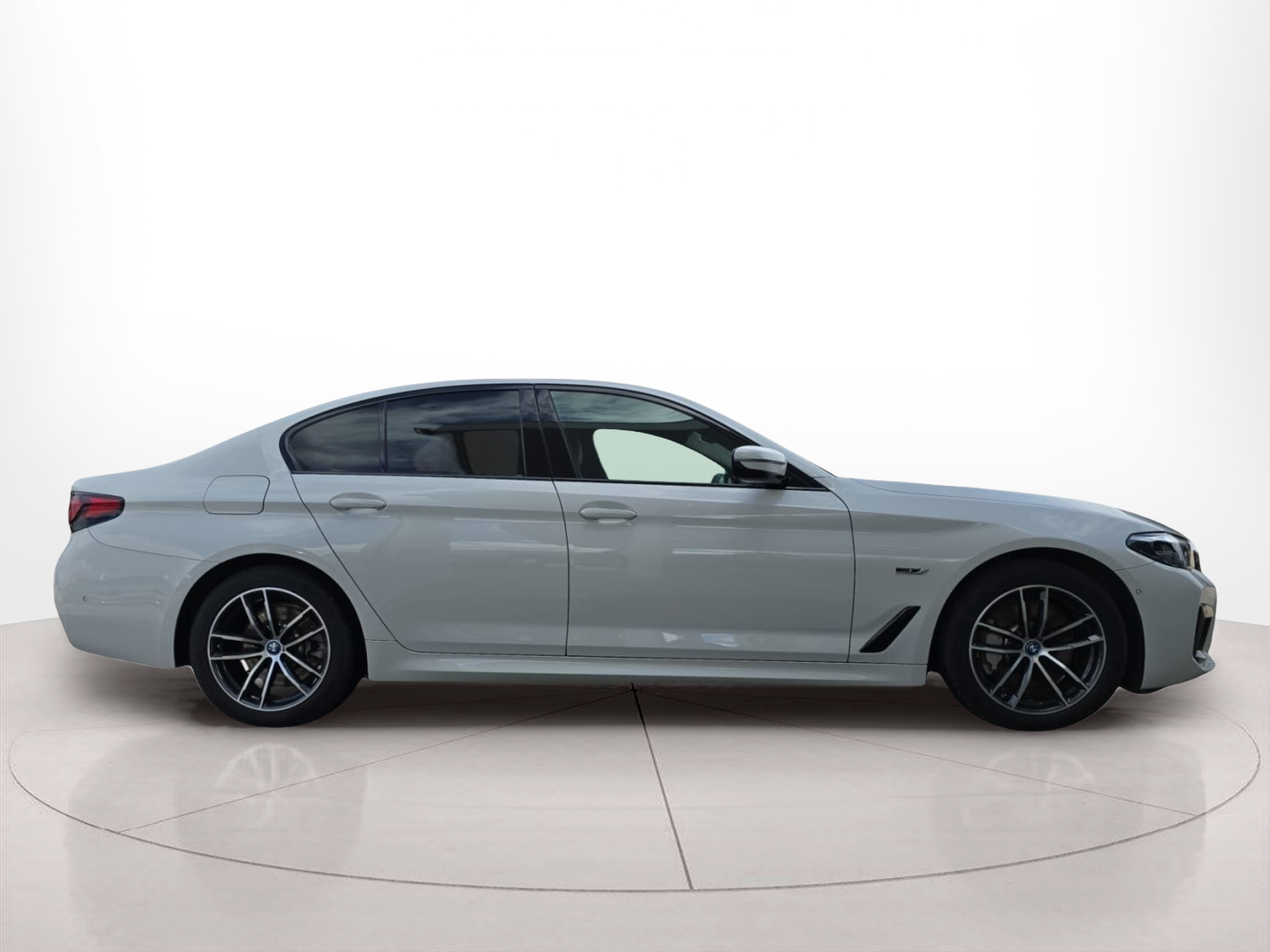 BMW Série 5 530e Berlina color Blanco. Año 2023. 215KW(292CV). Elétrico / Gasolina Híbrido. En concesionario MCoutinho - Viseu de Viseu