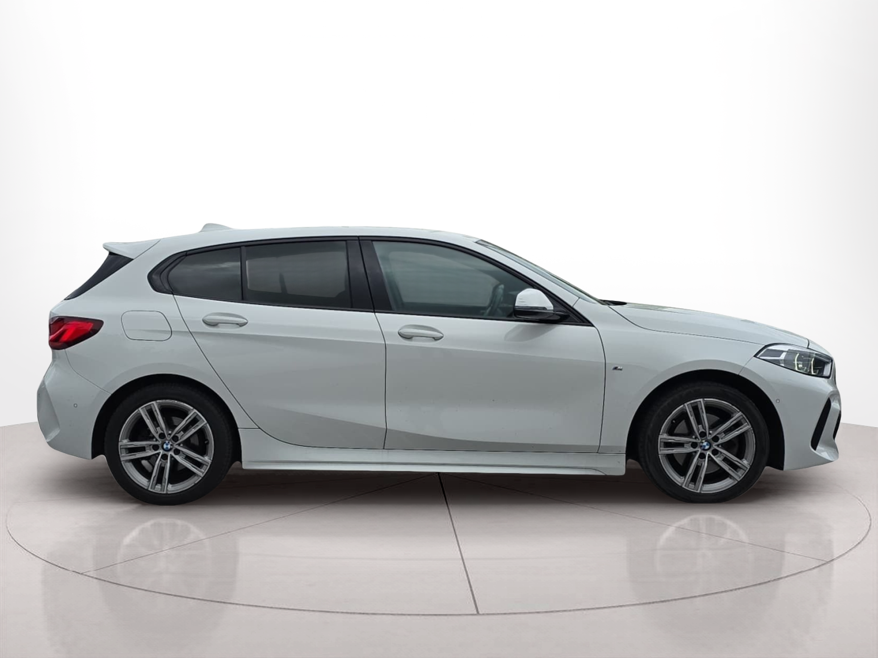 BMW Série 1 116d color Blanco. Año 2023. 85KW(116CV). Diesel. En concesionario MCoutinho Bomcar Coimbra de Coimbra