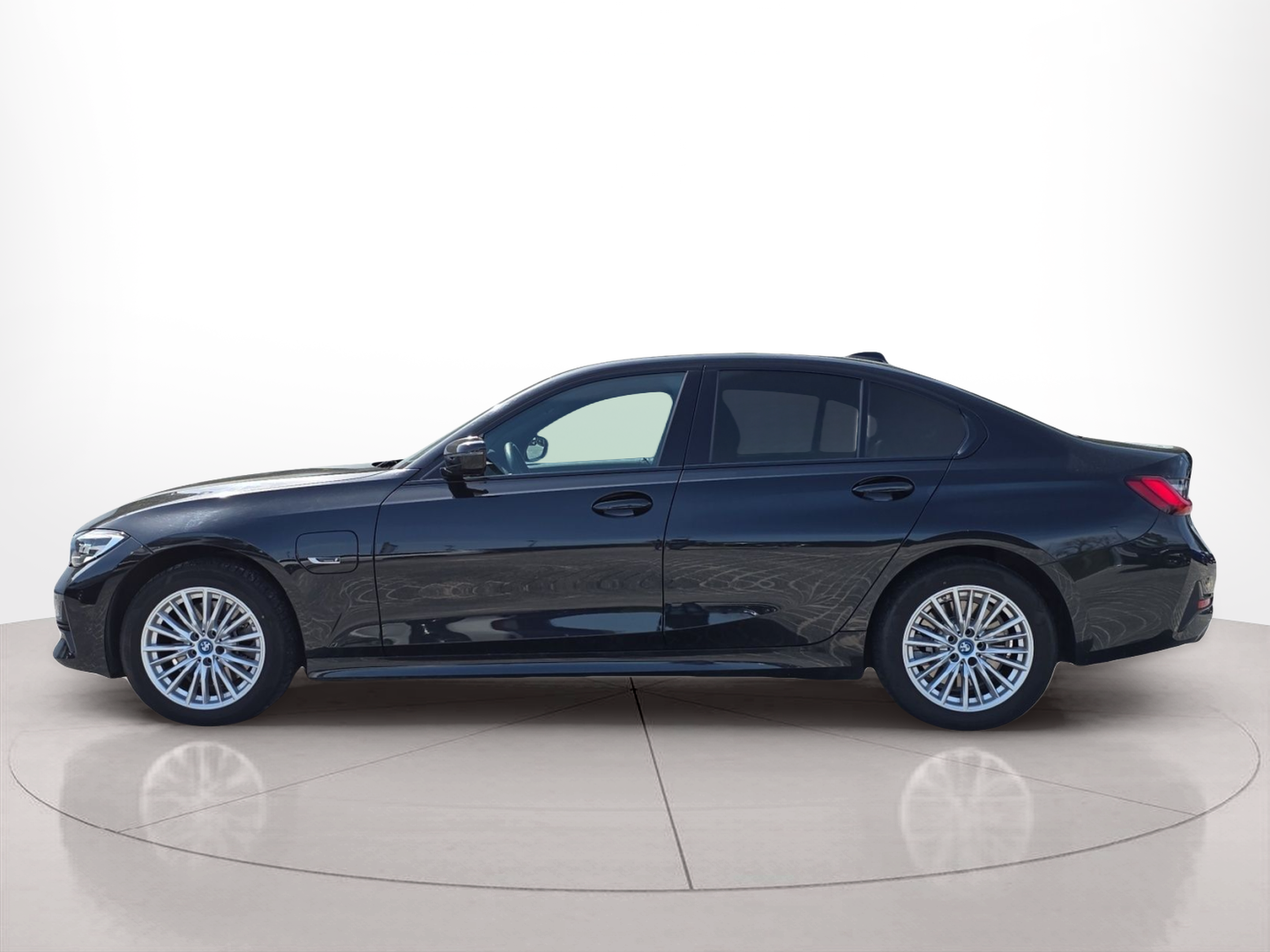 Fotos de BMW Série 3 320e Berlina color Negro. Año 2021. 150KW(204CV). Elétrico / Gasolina Híbrido. En concesionario MCoutinho Bomcar Coimbra de Coimbra