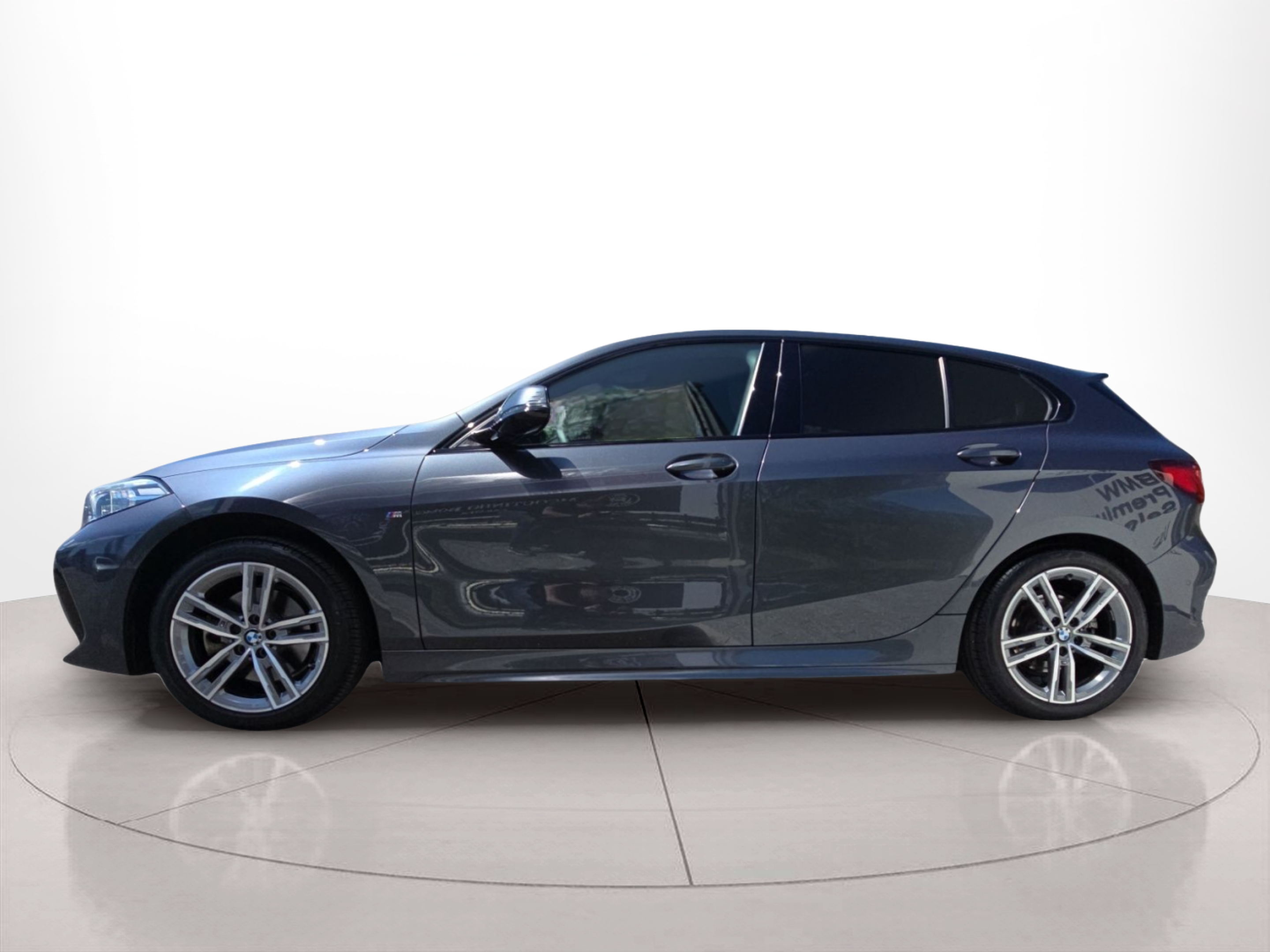 Fotos de BMW Série 1 118d color Gris. Año 2019. 110KW(150CV). Diesel. En concesionario MCoutinho Bomcar Leiria de Leiria