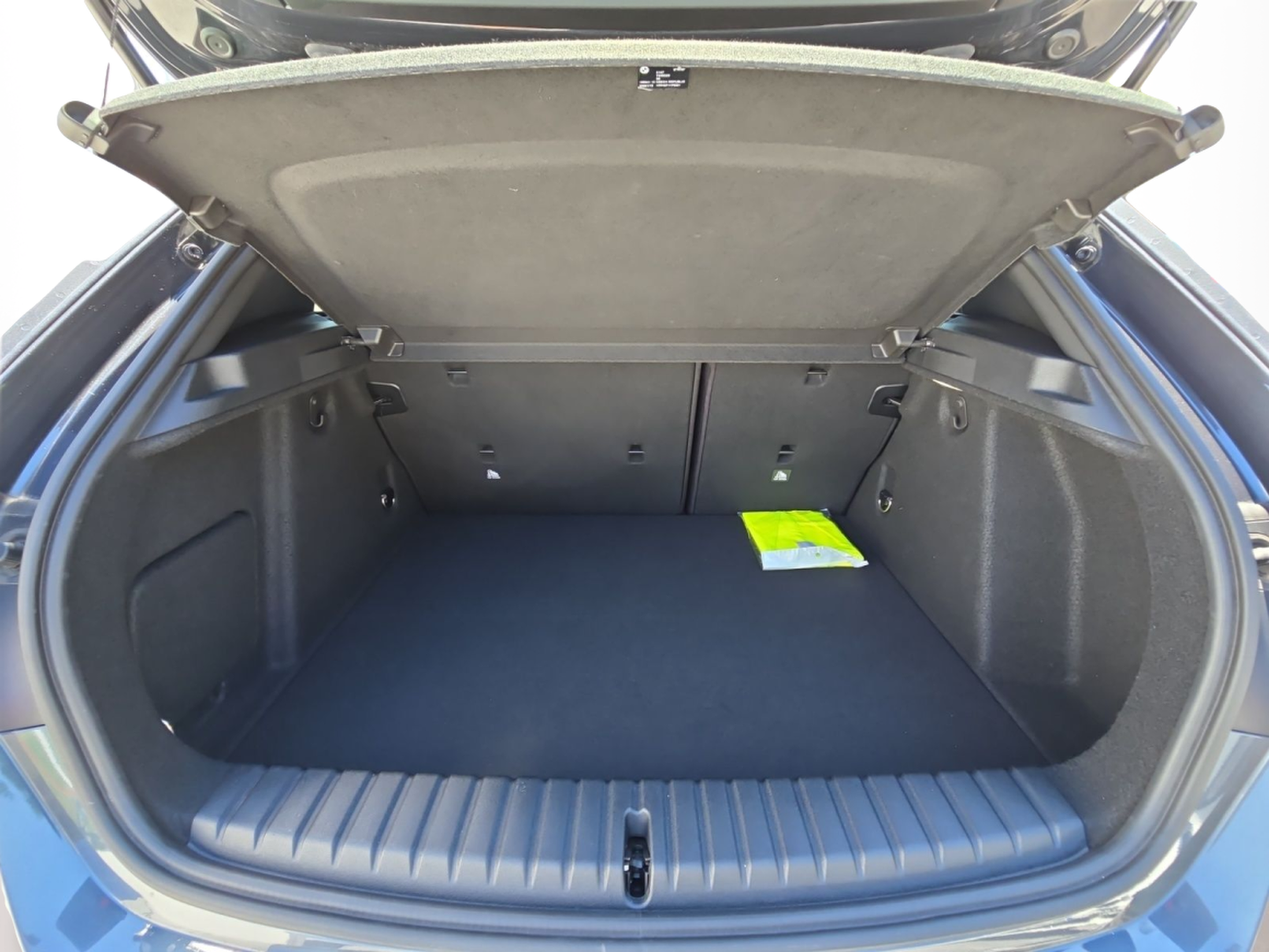 BMW Série 1 118d color Gris. Año 2019. 110KW(150CV). Diesel. En concesionario MCoutinho Bomcar Leiria de Leiria