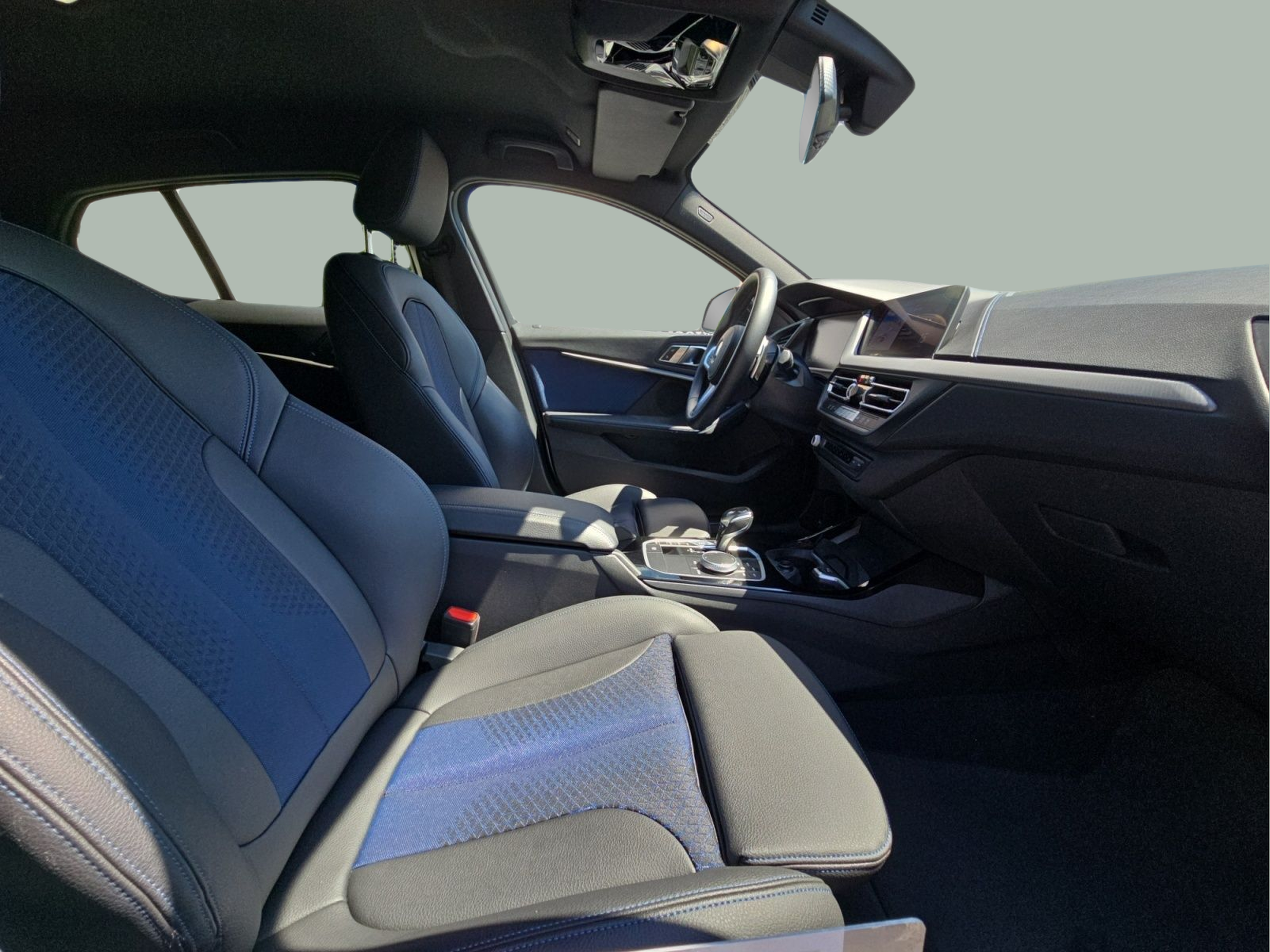 BMW Série 1 118d color Gris. Año 2019. 110KW(150CV). Diesel. En concesionario MCoutinho Bomcar Leiria de Leiria