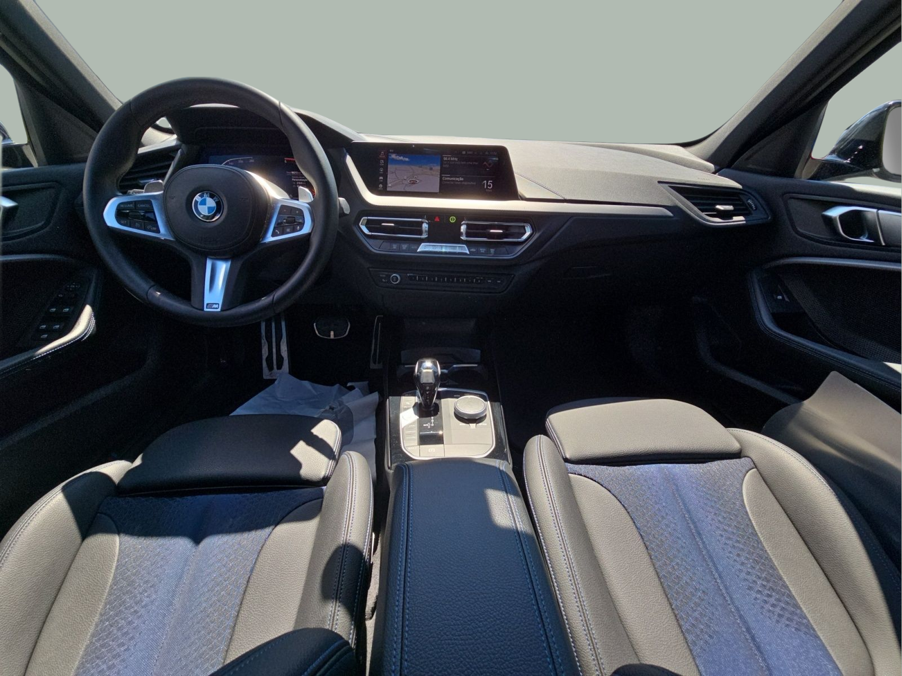 BMW Série 1 118d color Gris. Año 2019. 110KW(150CV). Diesel. En concesionario MCoutinho Bomcar Leiria de Leiria