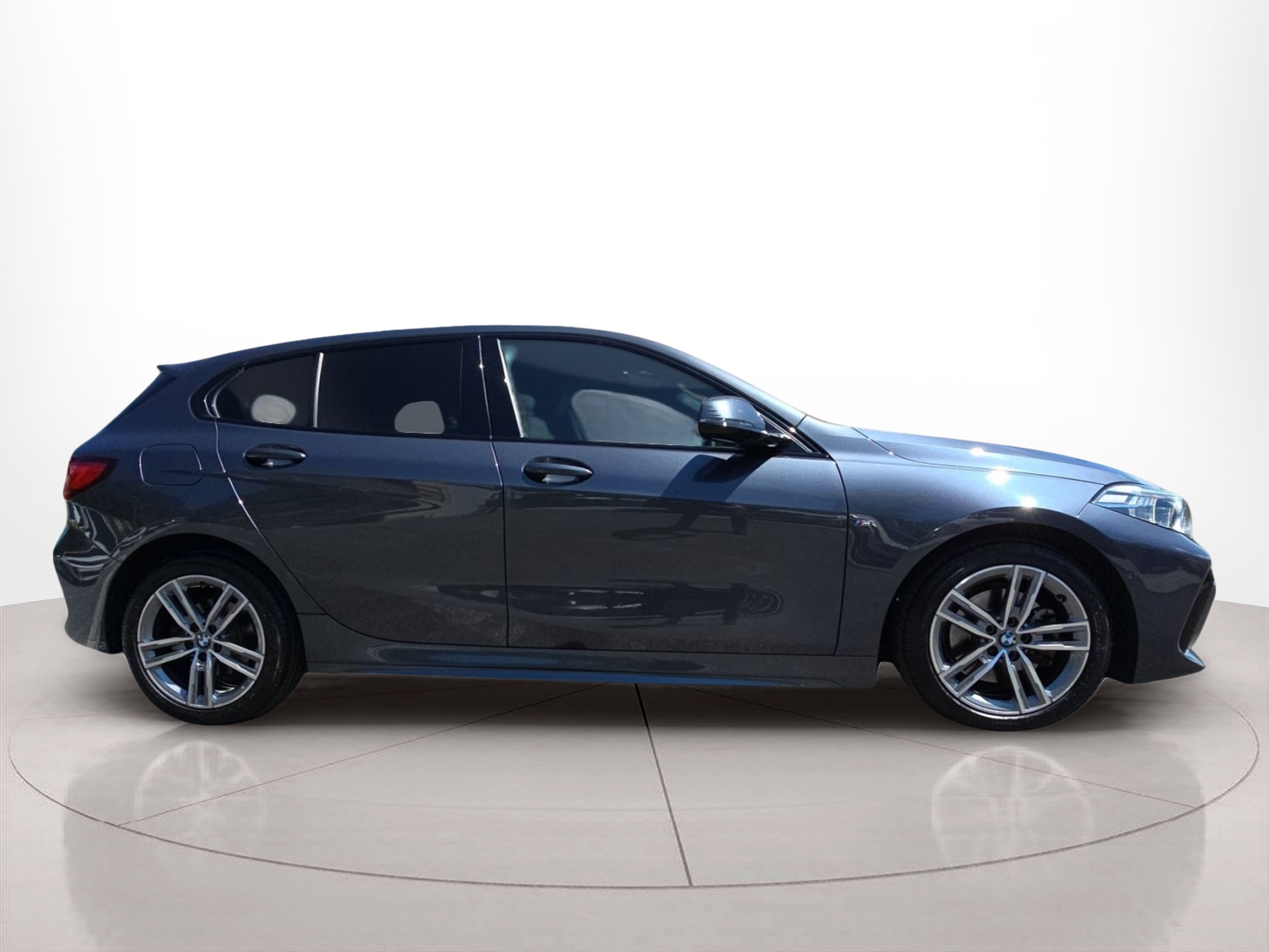 BMW Série 1 118d color Gris. Año 2019. 110KW(150CV). Diesel. En concesionario MCoutinho Bomcar Leiria de Leiria