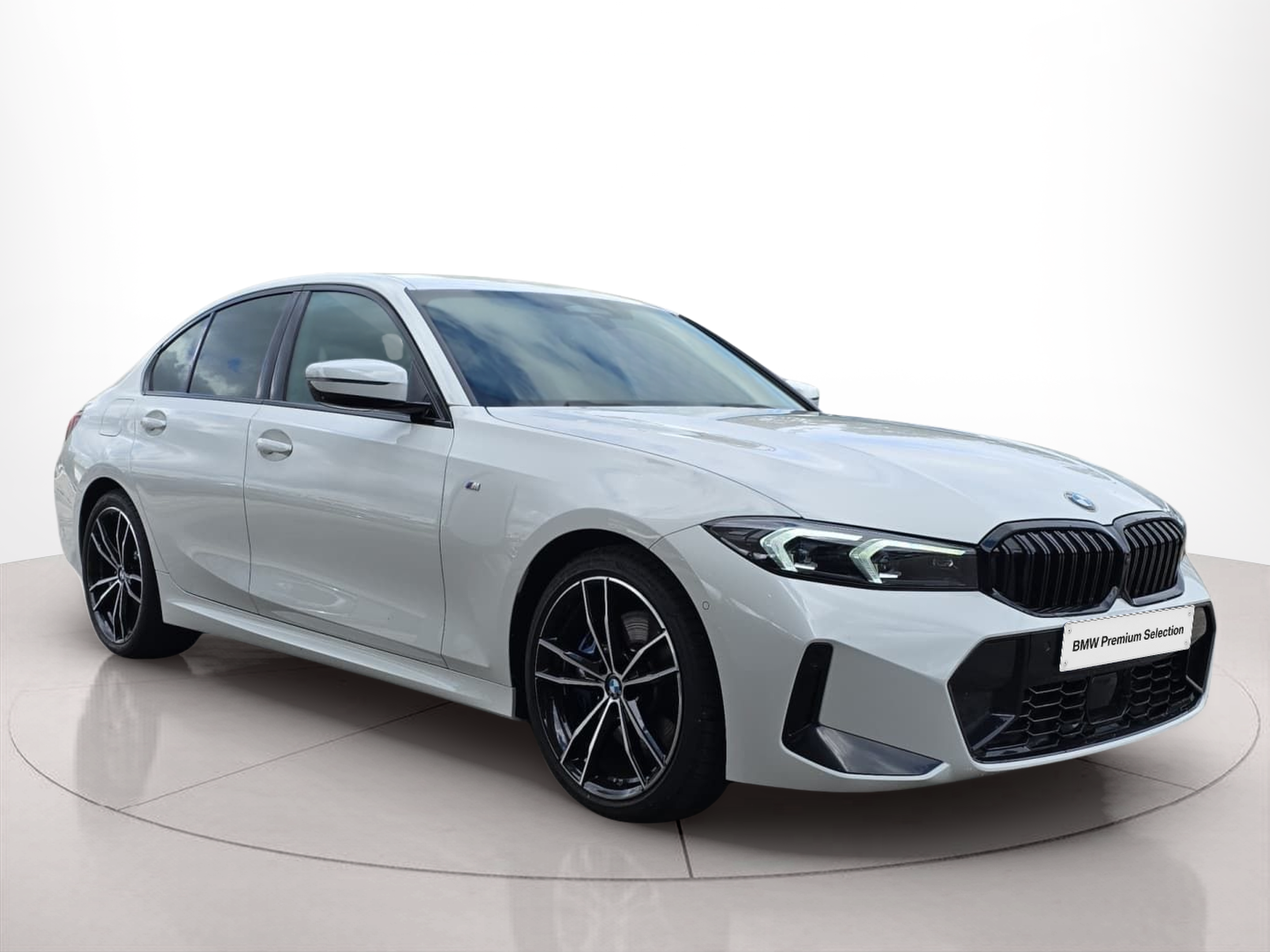 BMW Série 3 330d Berlina color Blanco. Año 2024. 210KW(286CV). Diesel. En concesionario MCoutinho Bomcar Leiria de Leiria
