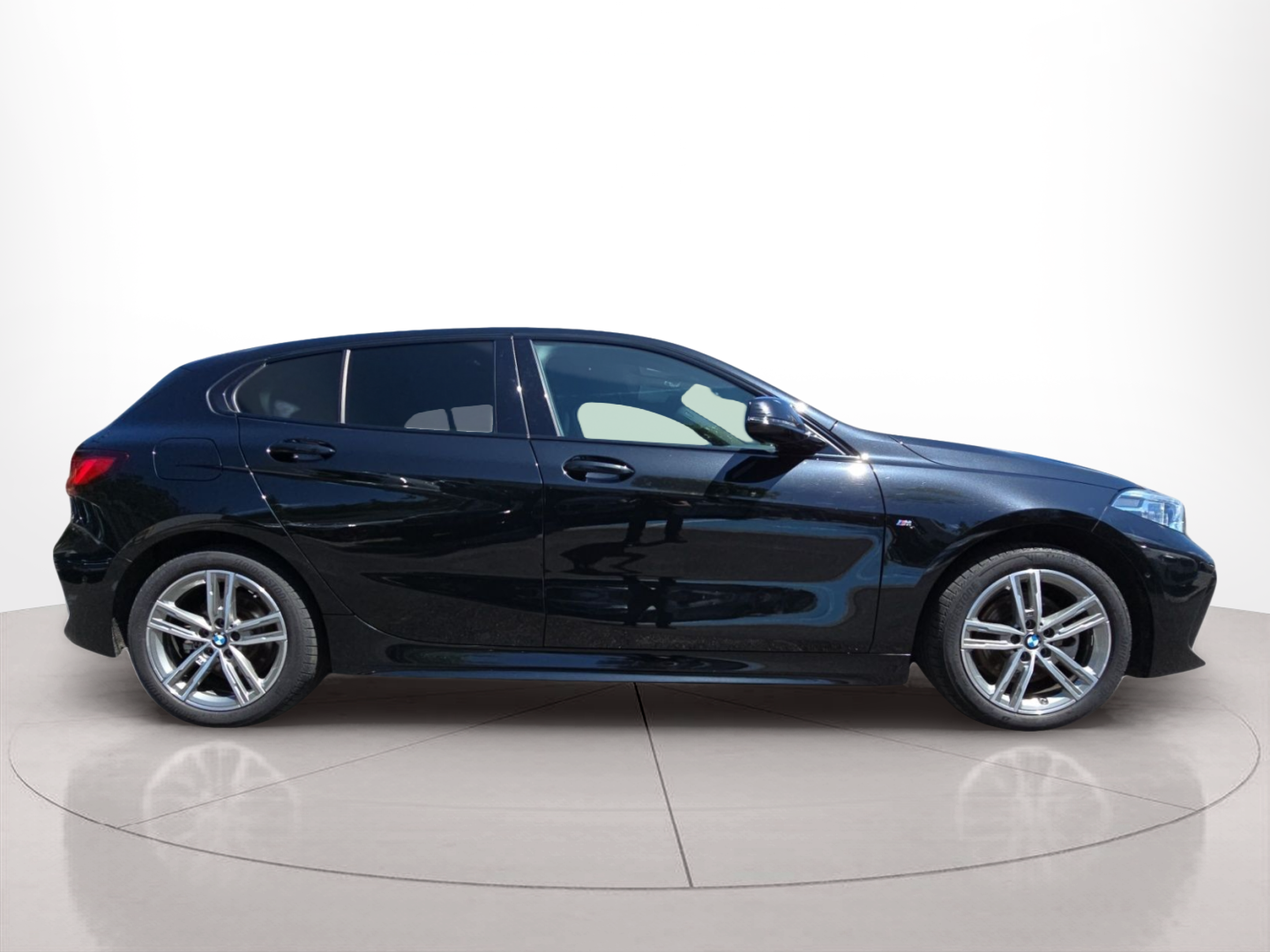 BMW Série 1 116d color Negro. Año 2024. 85KW(116CV). Diesel. En concesionario MCoutinho Bomcar Coimbra de Coimbra