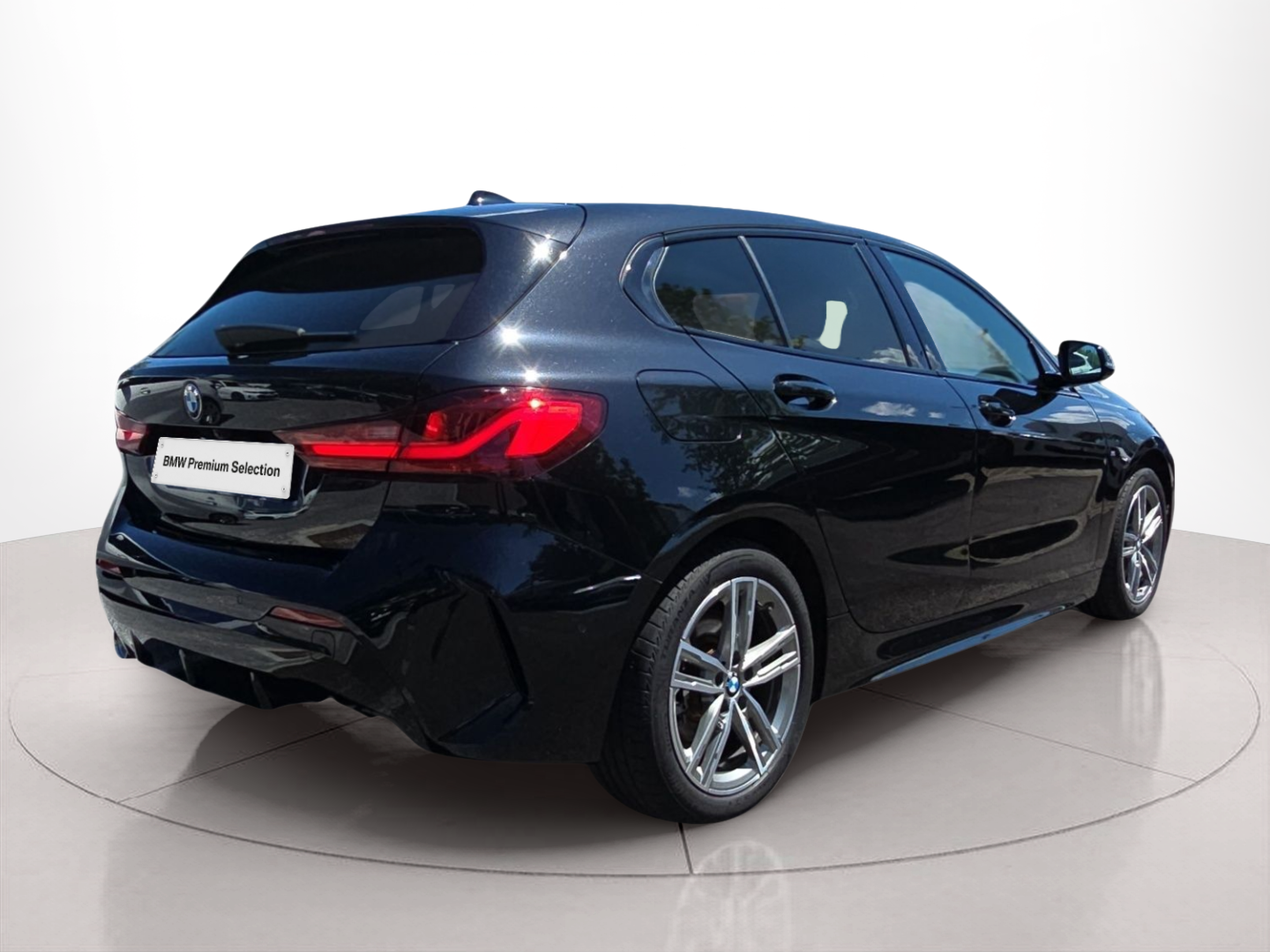 BMW Série 1 116d color Negro. Año 2024. 85KW(116CV). Diesel. En concesionario MCoutinho Bomcar Coimbra de Coimbra