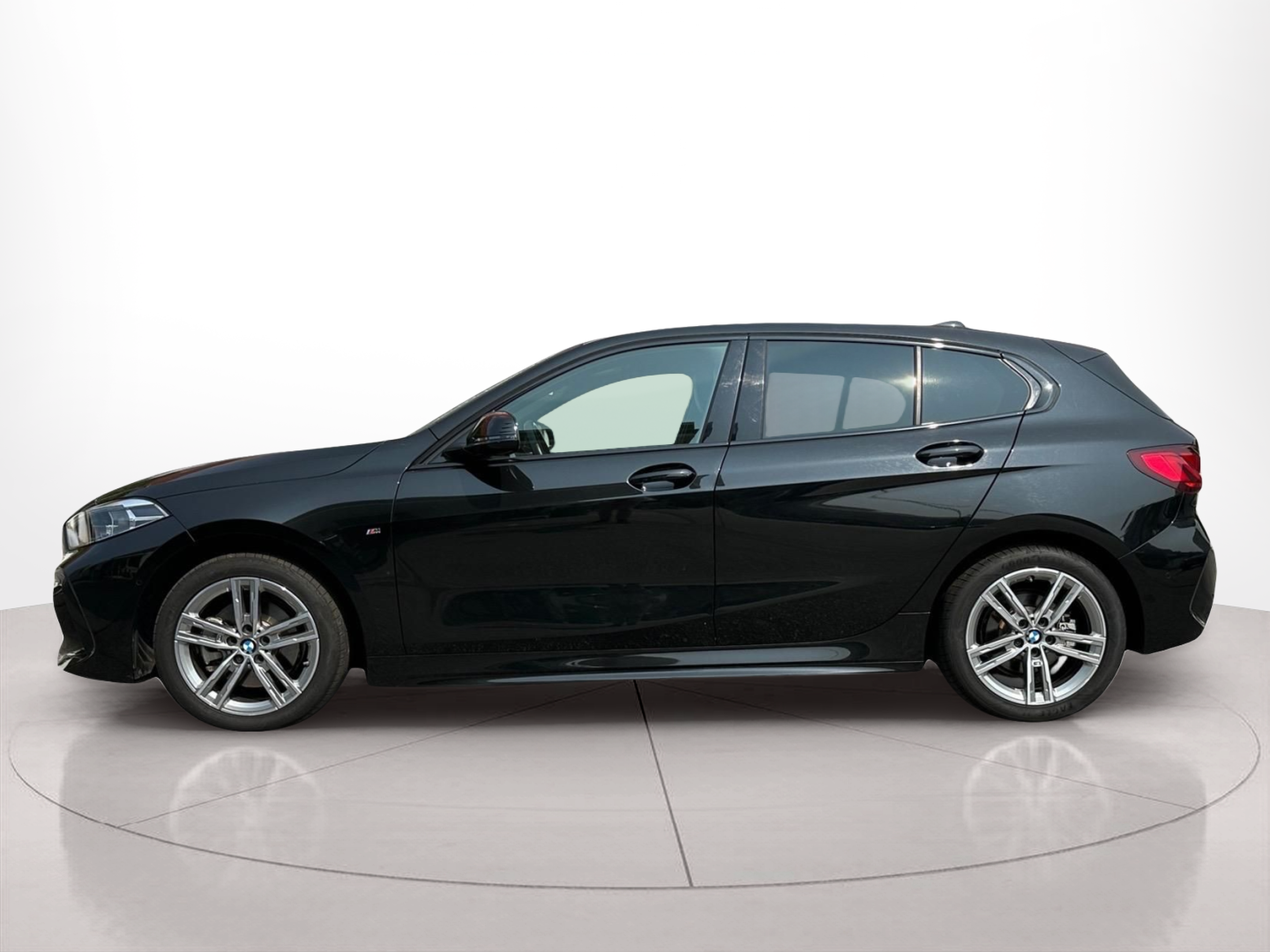 Fotos de BMW Série 1 116d color Negro. Año 2024. 85KW(116CV). Diesel. En concesionario MCoutinho - Vila Real de Vila Real
