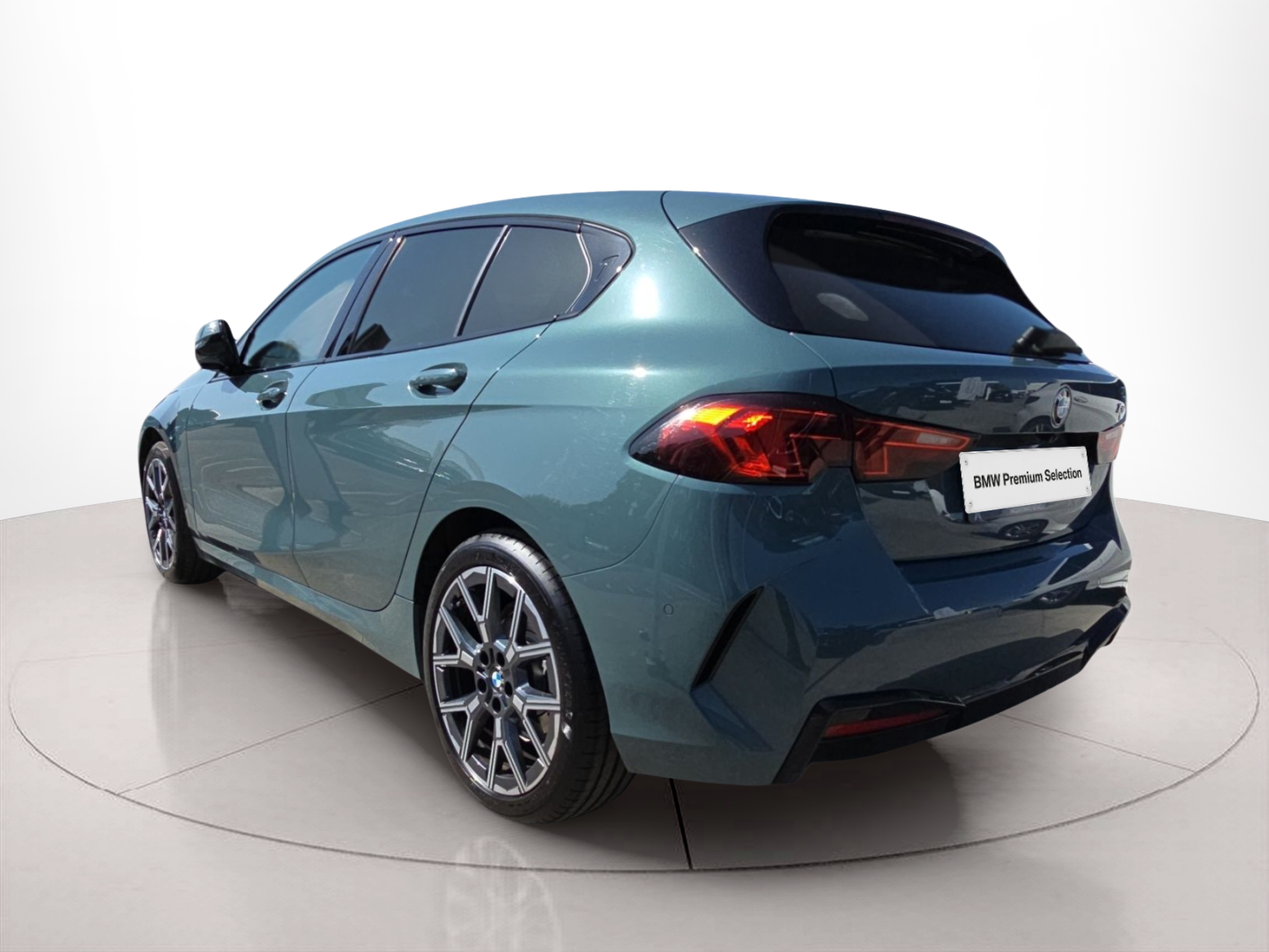 BMW Série 1 120 color Verde. Año 2024. 125KW(170CV). Gasolina. En concesionario MCoutinho Bomcar Leiria de Leiria