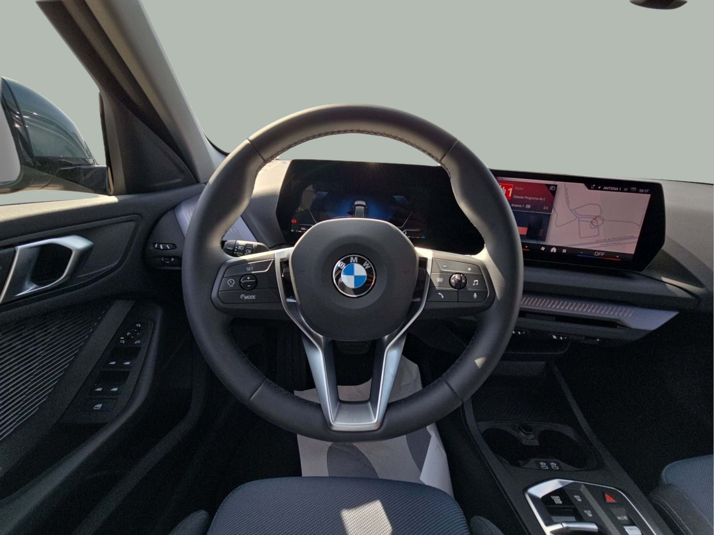 BMW Série 1 120 color Verde. Año 2024. 125KW(170CV). Gasolina. En concesionario MCoutinho Bomcar Leiria de Leiria