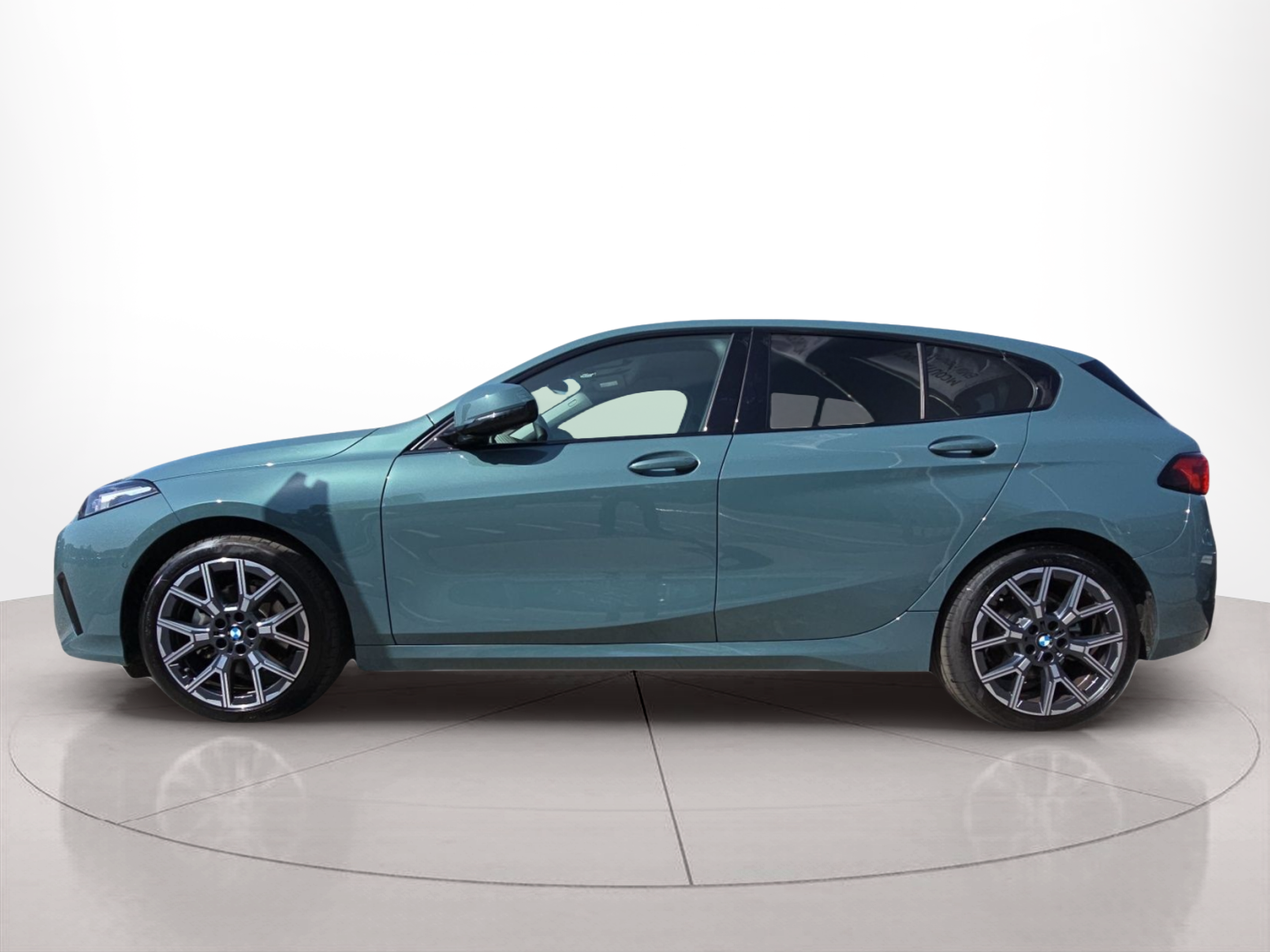 Fotos de BMW Série 1 120 color Verde. Año 2024. 125KW(170CV). Gasolina. En concesionario MCoutinho Bomcar Leiria de Leiria