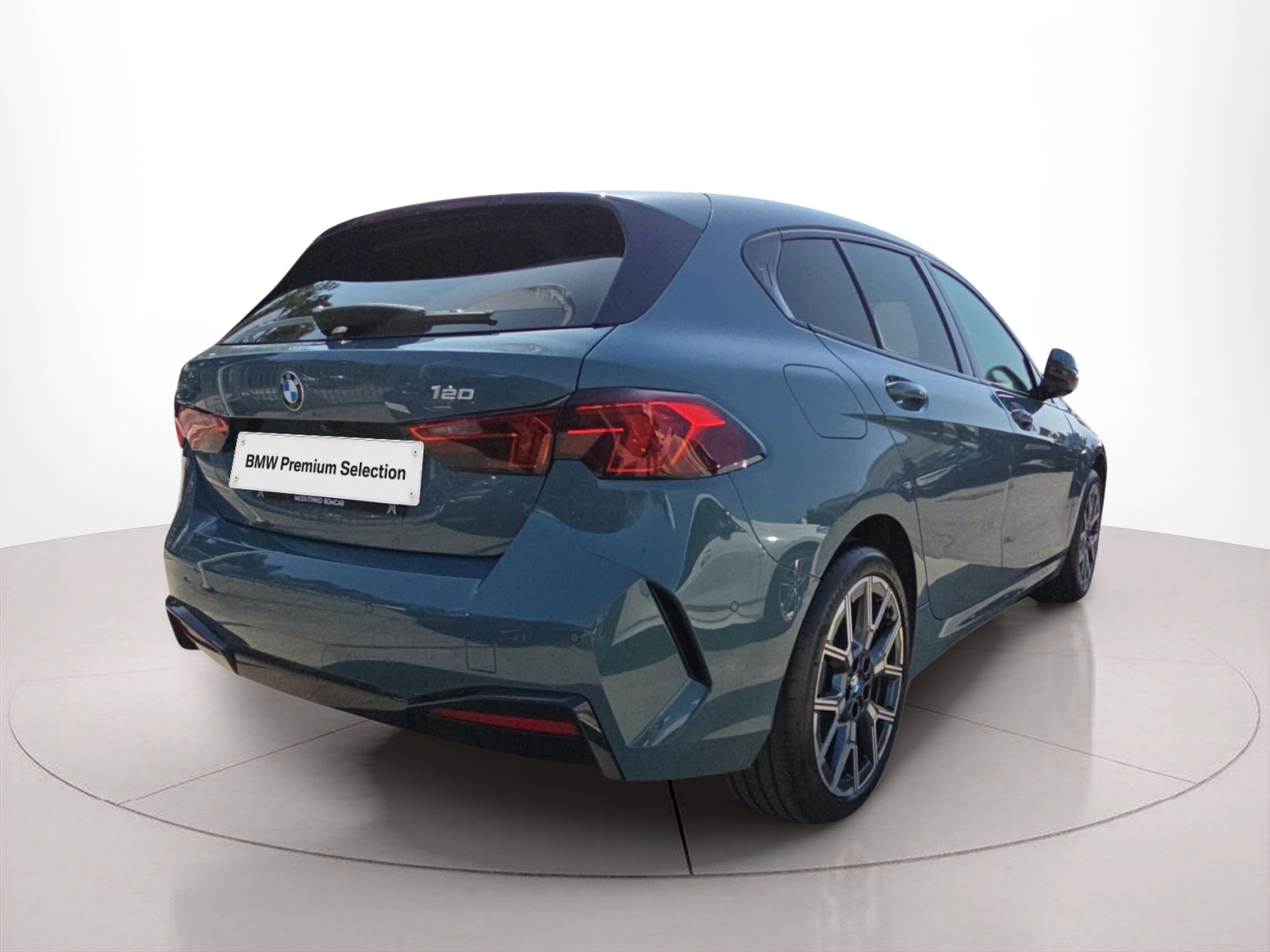 BMW Série 1 120 color Verde. Año 2024. 125KW(170CV). Gasolina. En concesionario MCoutinho Bomcar Leiria de Leiria