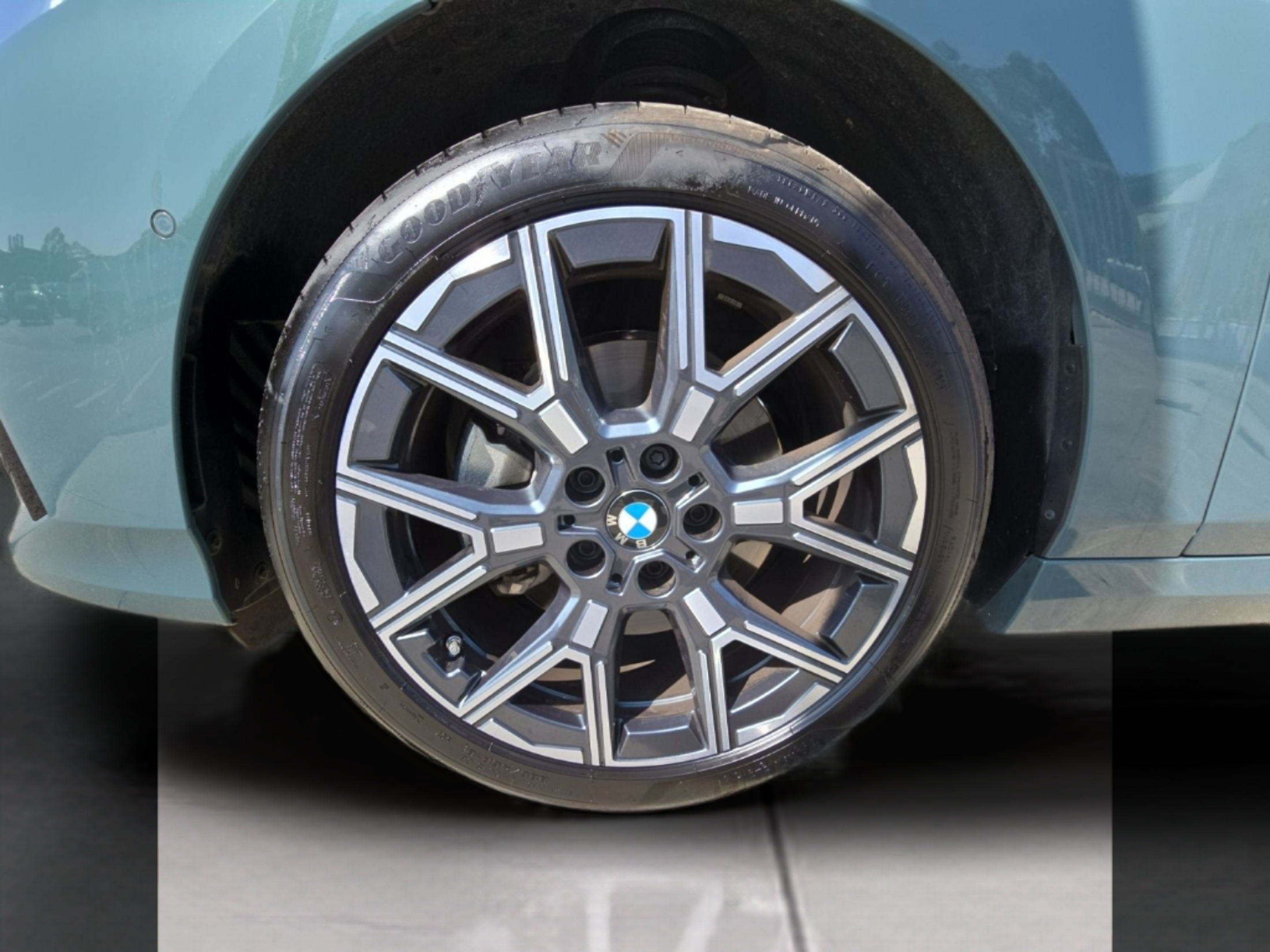 BMW Série 1 120 color Verde. Año 2024. 125KW(170CV). Gasolina. En concesionario MCoutinho Bomcar Leiria de Leiria