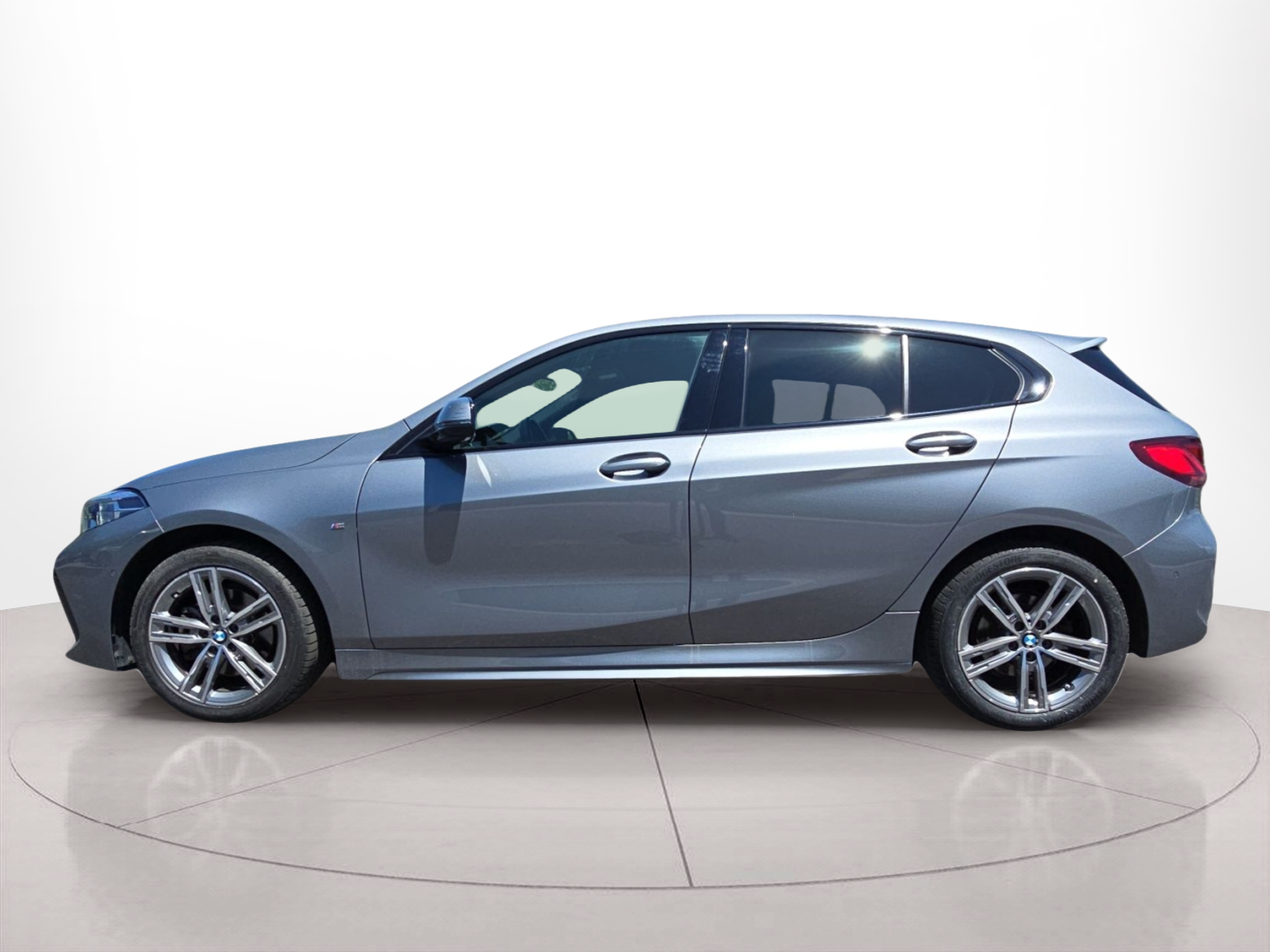 Fotos de BMW Série 1 116d color Gris. Año 2023. 85KW(116CV). Diesel. En concesionario MCoutinho Bomcar Coimbra de Coimbra