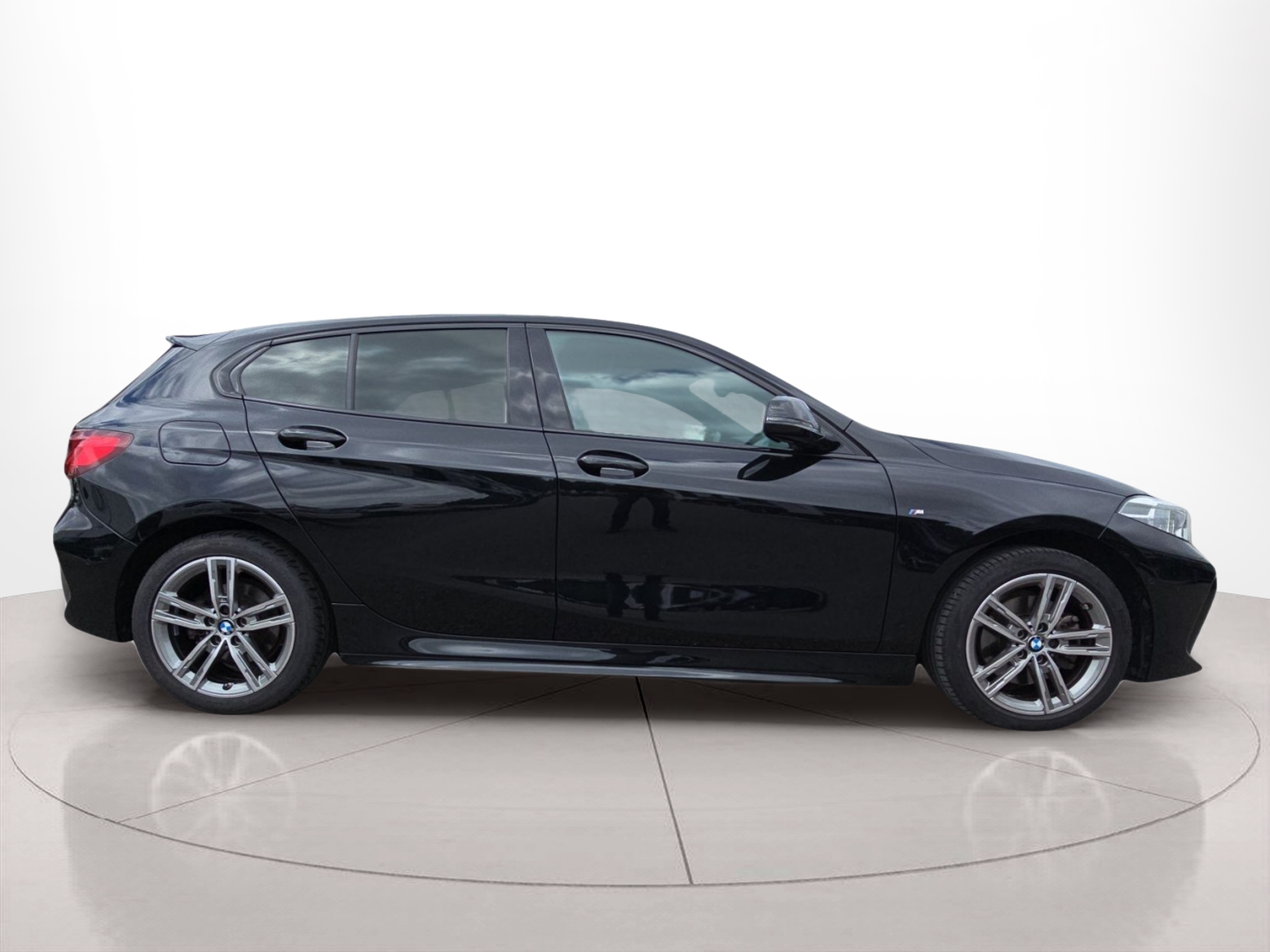 BMW Série 1 116d color Negro. Año 2023. 85KW(116CV). Diesel. En concesionario MCoutinho - Viseu de Viseu