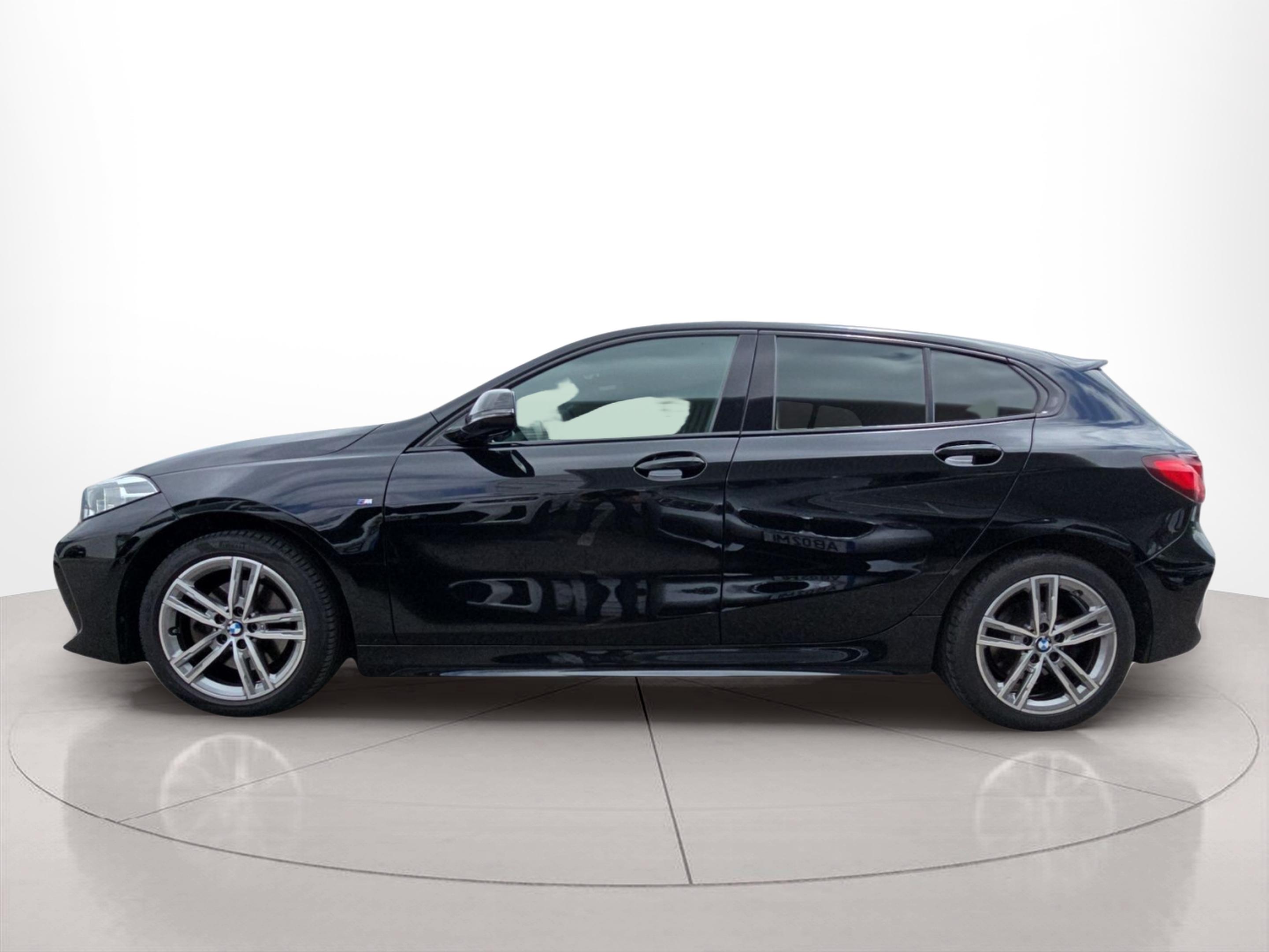 Fotos de BMW Série 1 116d color Negro. Año 2023. 85KW(116CV). Diesel. En concesionario MCoutinho Bomcar Leiria de Leiria