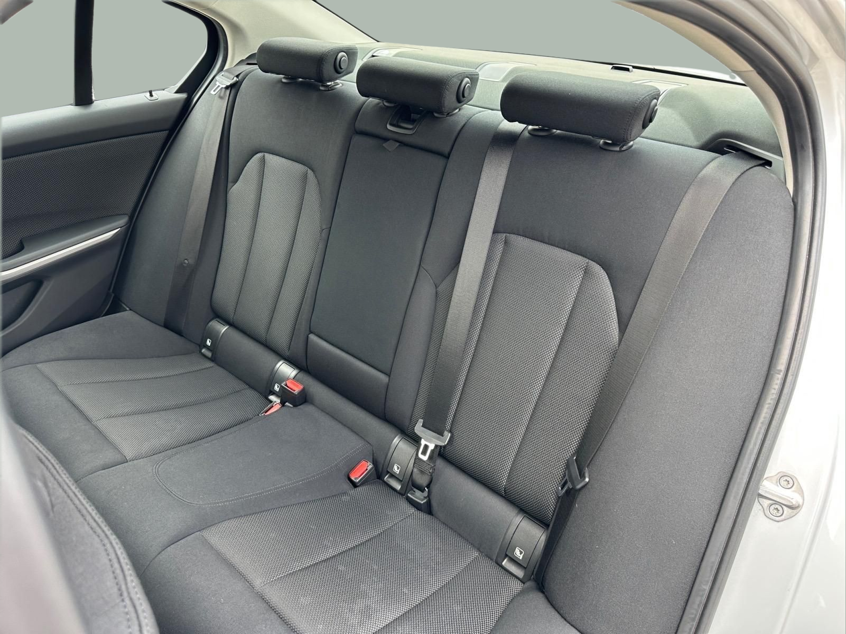 BMW Série 3 330e Berlina color Gris Plata. Año 2019. 215KW(292CV). Elétrico / Gasolina Híbrido. En concesionario MCoutinho - Bragança de Bragança