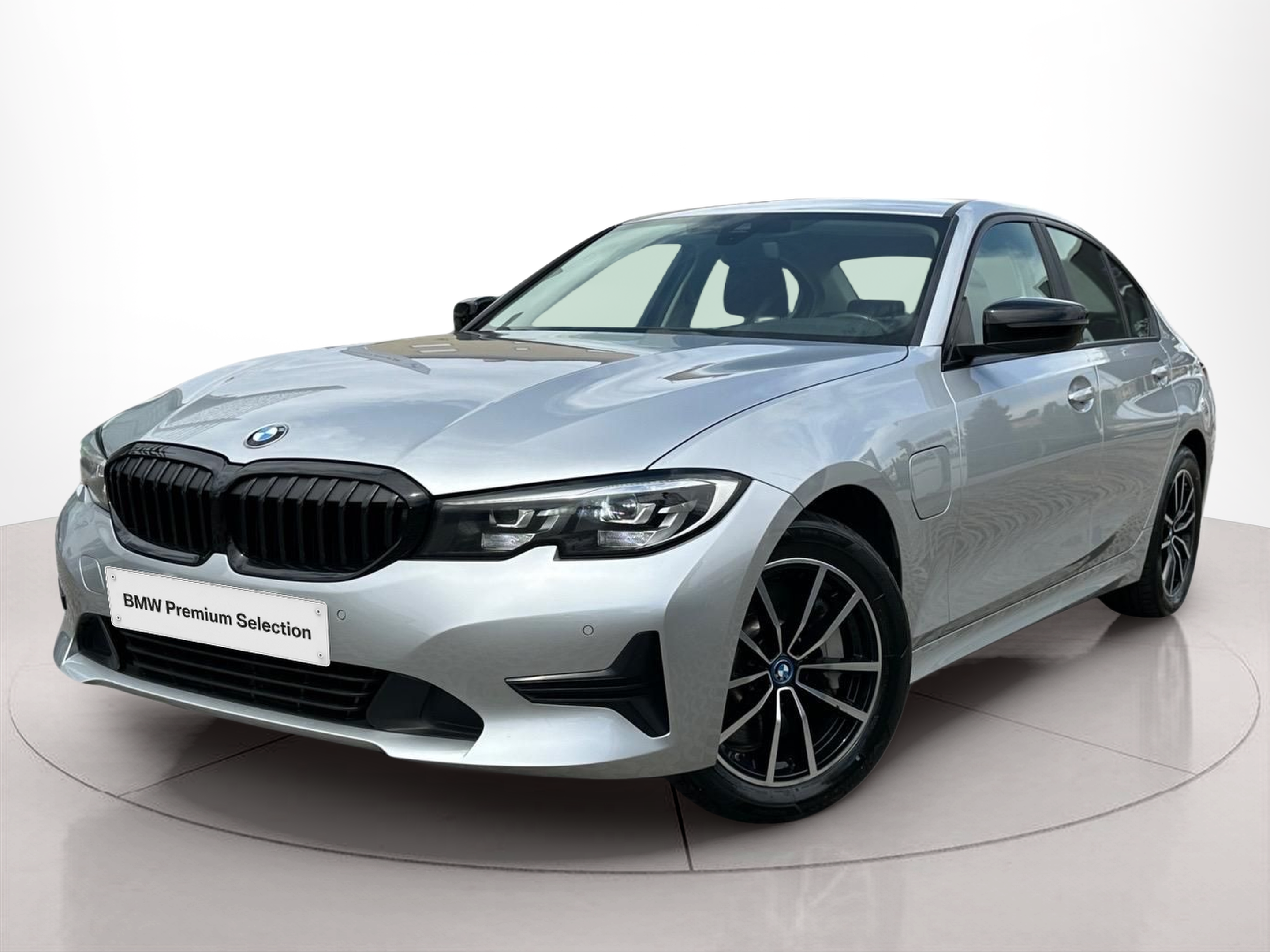 Fotos de BMW Série 3 330e Berlina color Gris Plata. Año 2019. 215KW(292CV). Elétrico / Gasolina Híbrido. En concesionario MCoutinho - Bragança de Bragança