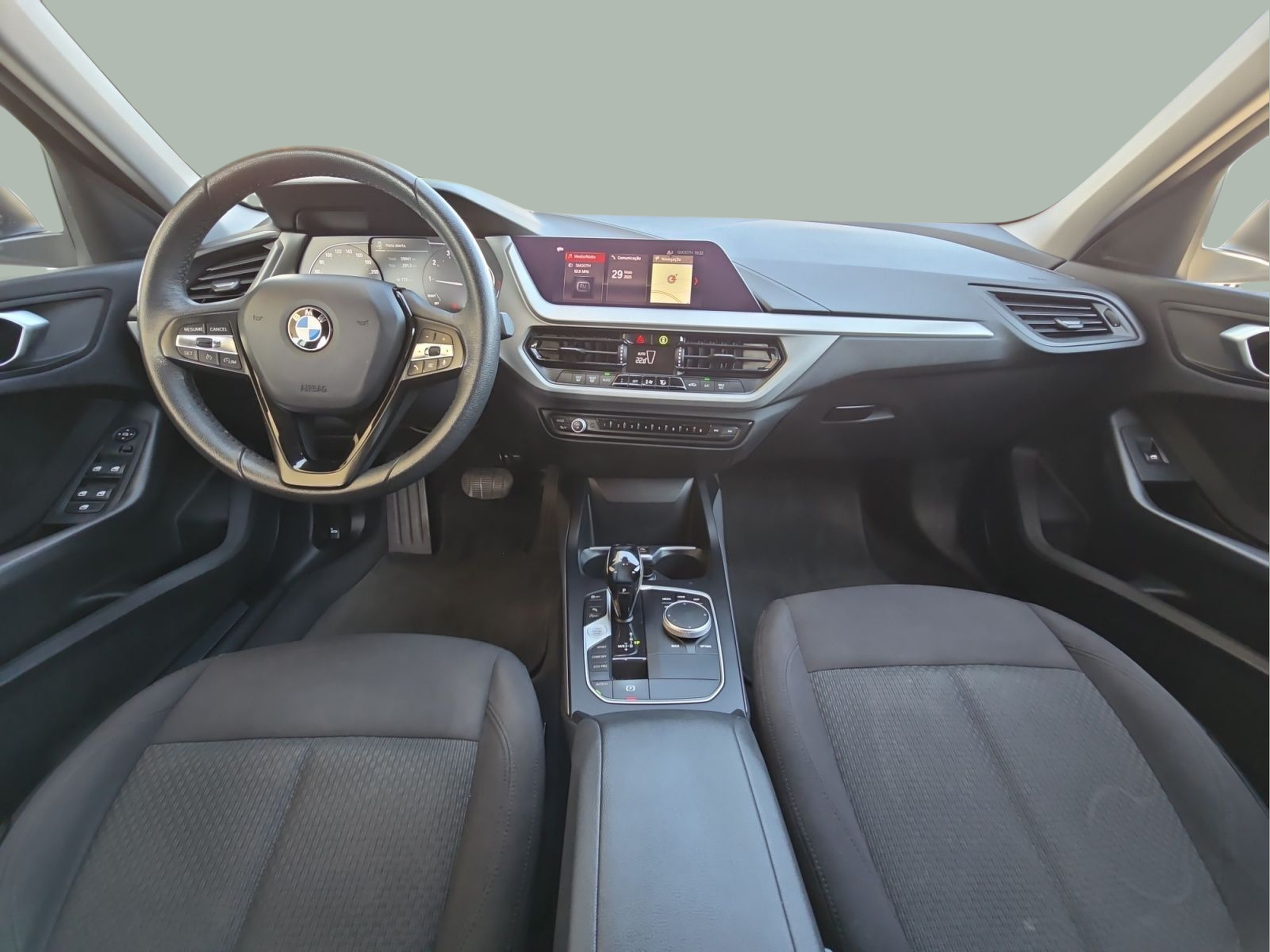 BMW Série 1 118i color Gris Plata. Año 2020. 103KW(140CV). Gasolina. En concesionario MCoutinho Bomcar Leiria de Leiria