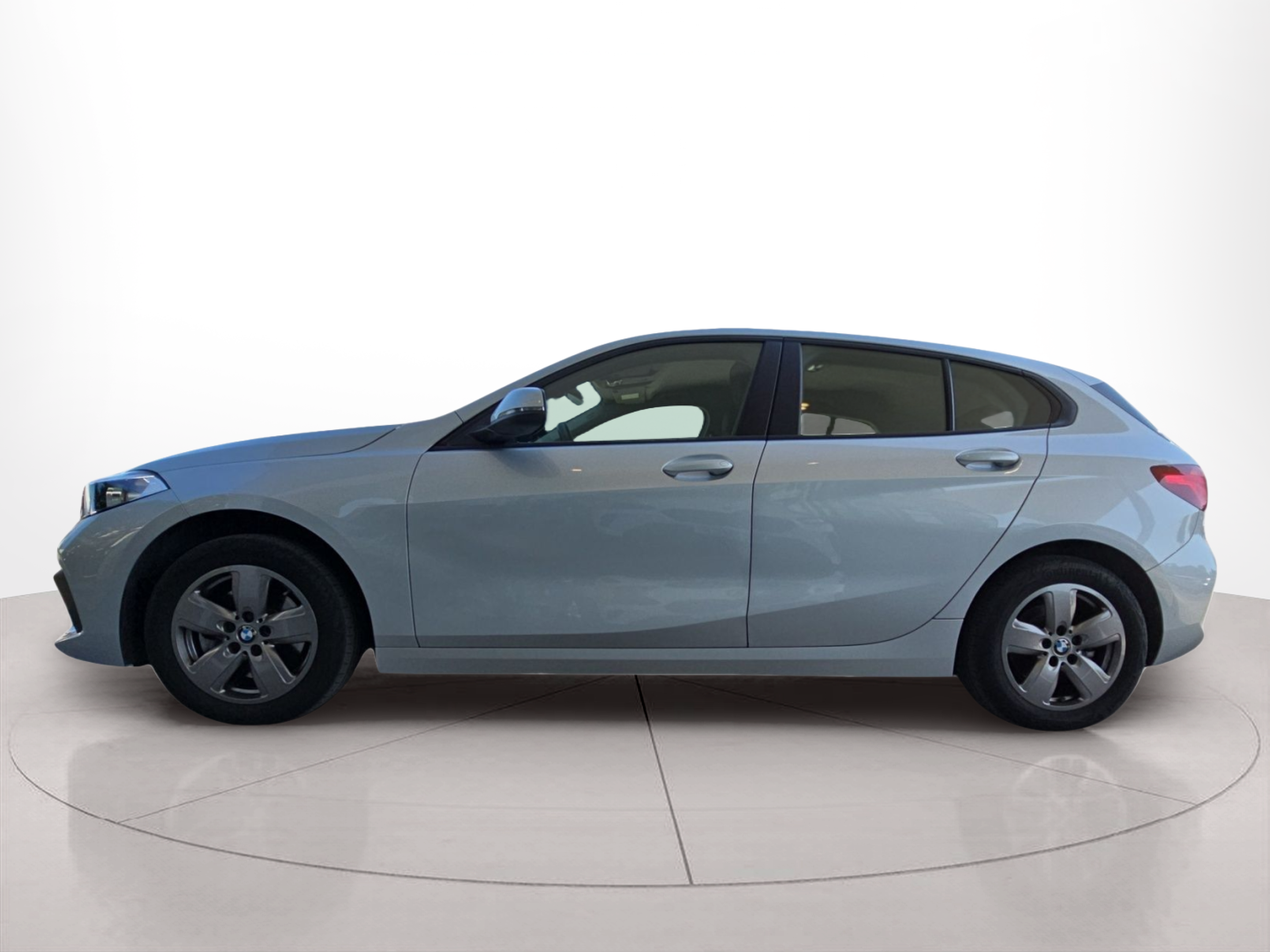 Fotos de BMW Série 1 118i color Gris Plata. Año 2020. 103KW(140CV). Gasolina. En concesionario MCoutinho Bomcar Leiria de Leiria
