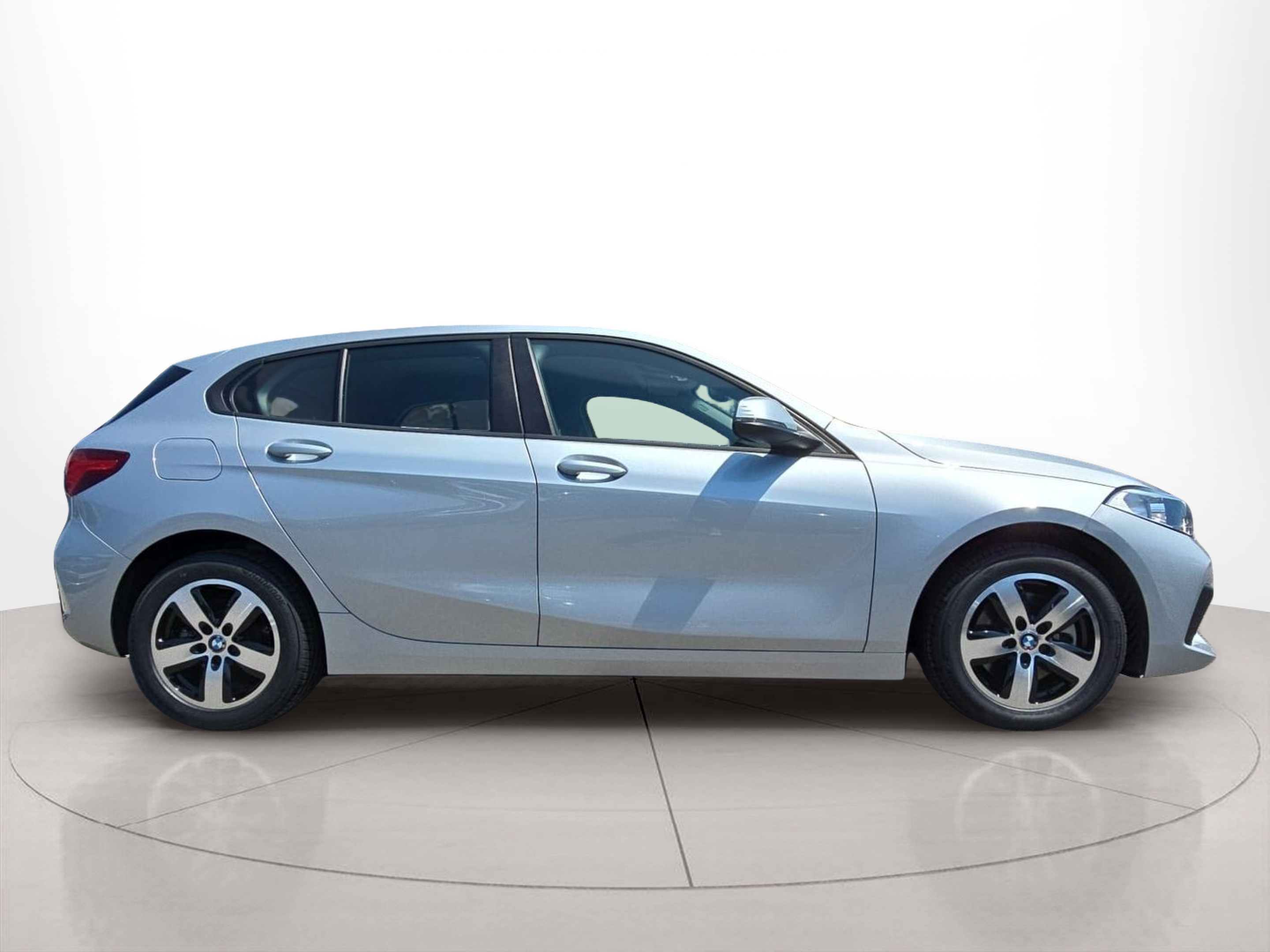 BMW Série 1 118i color Gris Plata. Año 2020. 103KW(140CV). Gasolina. En concesionario MCoutinho Bomcar Leiria de Leiria
