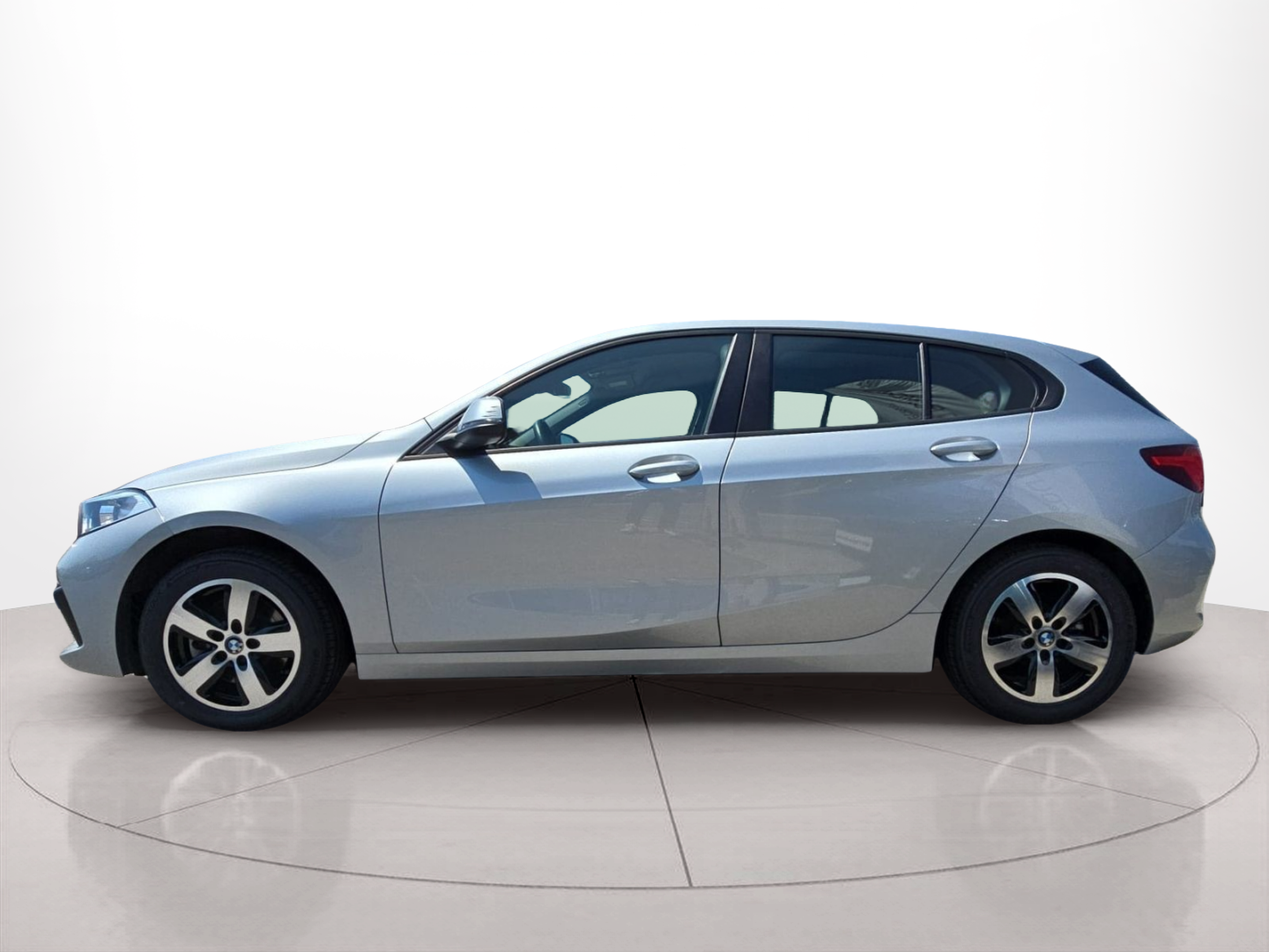 BMW Série 1 118i color Gris Plata. Año 2020. 103KW(140CV). Gasolina. En concesionario MCoutinho Bomcar Leiria de Leiria