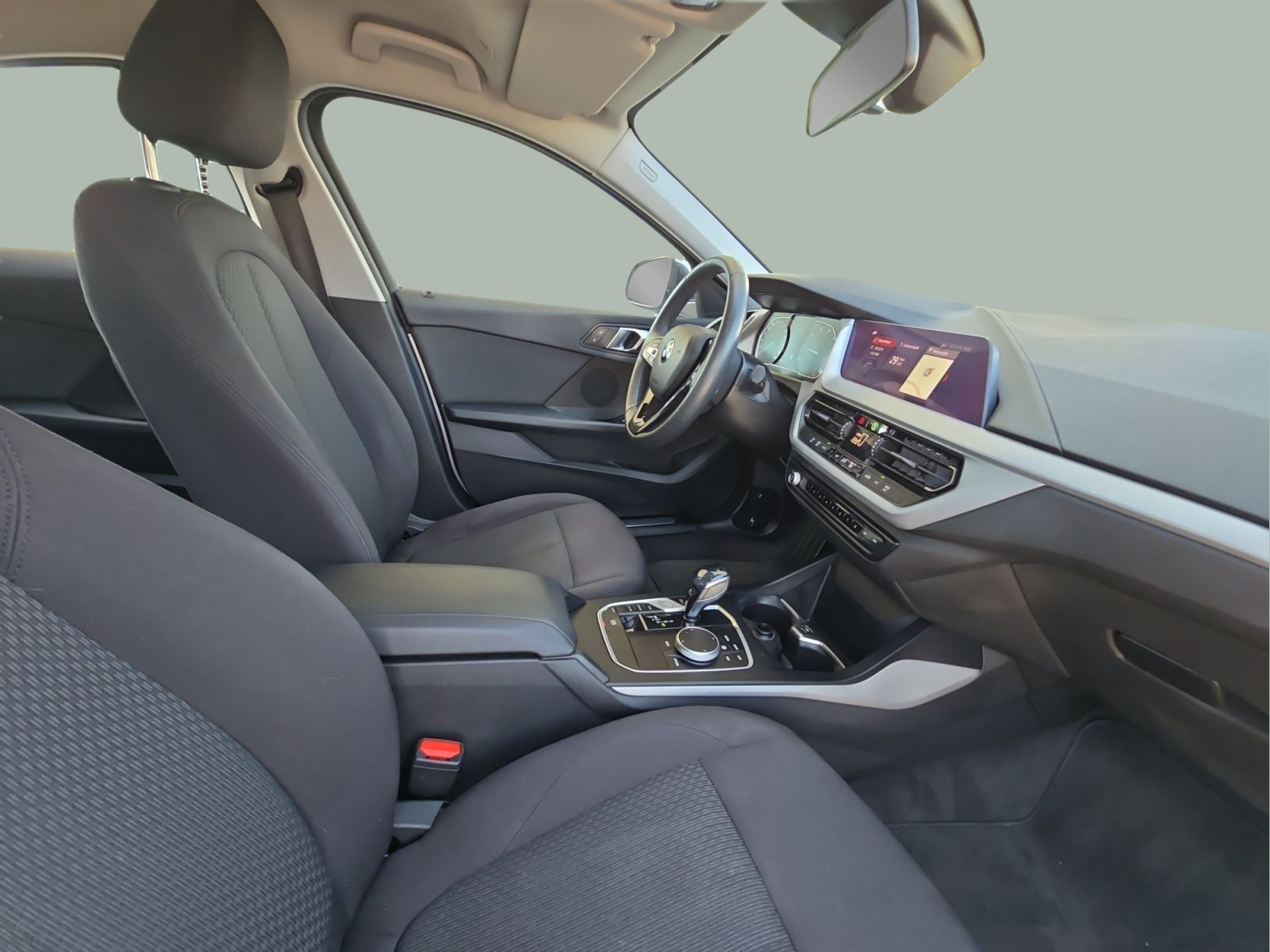 BMW Série 1 118i color Gris Plata. Año 2020. 103KW(140CV). Gasolina. En concesionario MCoutinho Bomcar Leiria de Leiria