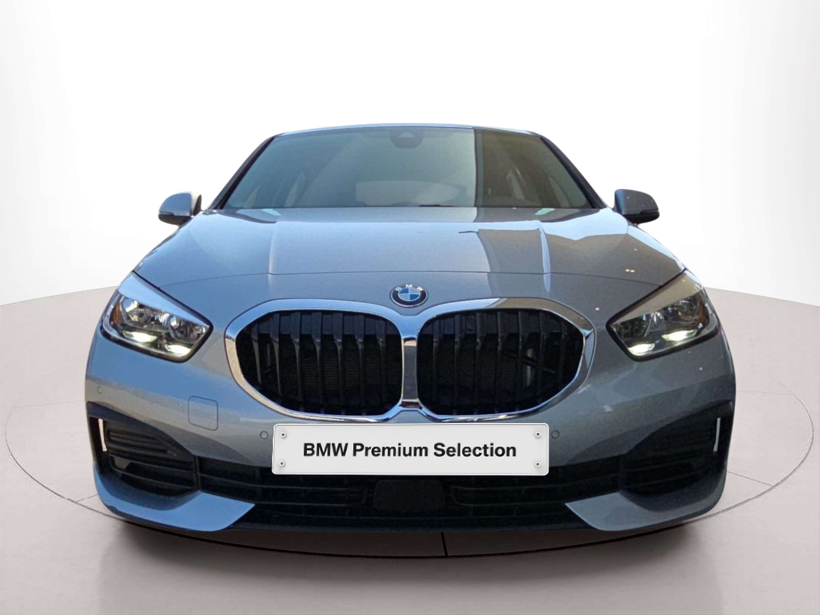 Fotos de BMW Série 1 118i color Gris Plata. Año 2020. 103KW(140CV). Gasolina. En concesionario MCoutinho Bomcar Leiria de Leiria
