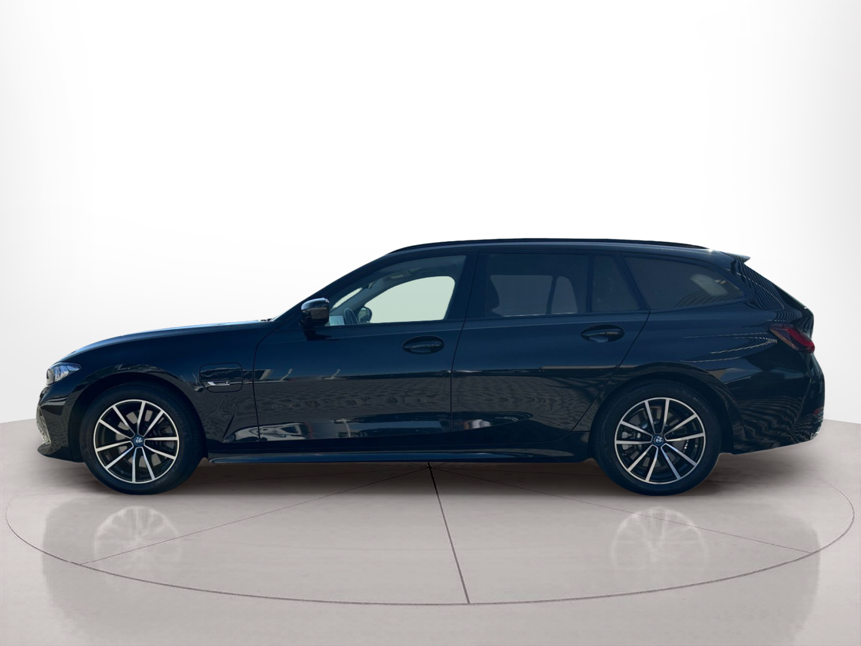 BMW Série 3 320e Touring color Negro. Año 2023. 150KW(204CV). Elétrico / Gasolina Híbrido. En concesionario MCoutinho - Bragança de Bragança