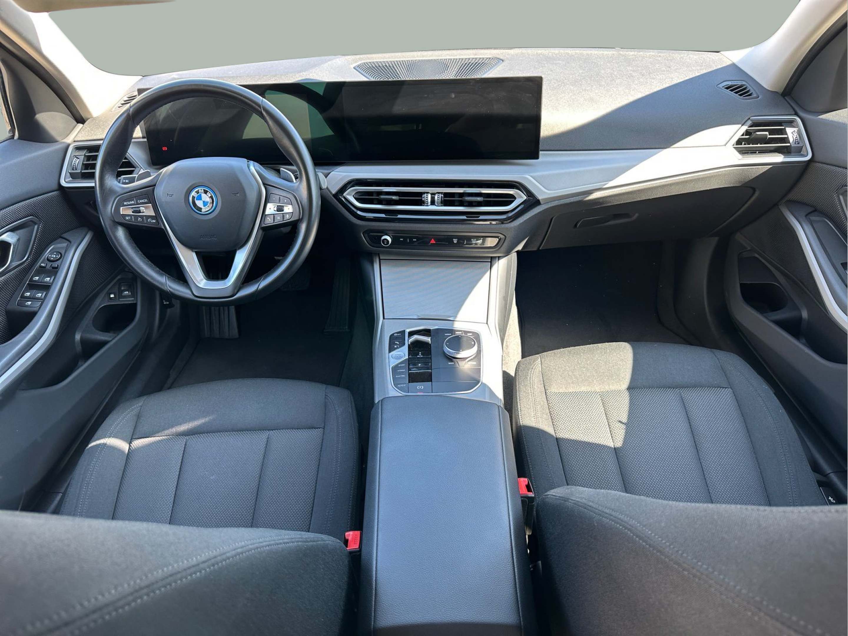 BMW Série 3 320e Touring color Negro. Año 2023. 150KW(204CV). Elétrico / Gasolina Híbrido. En concesionario MCoutinho - Bragança de Bragança