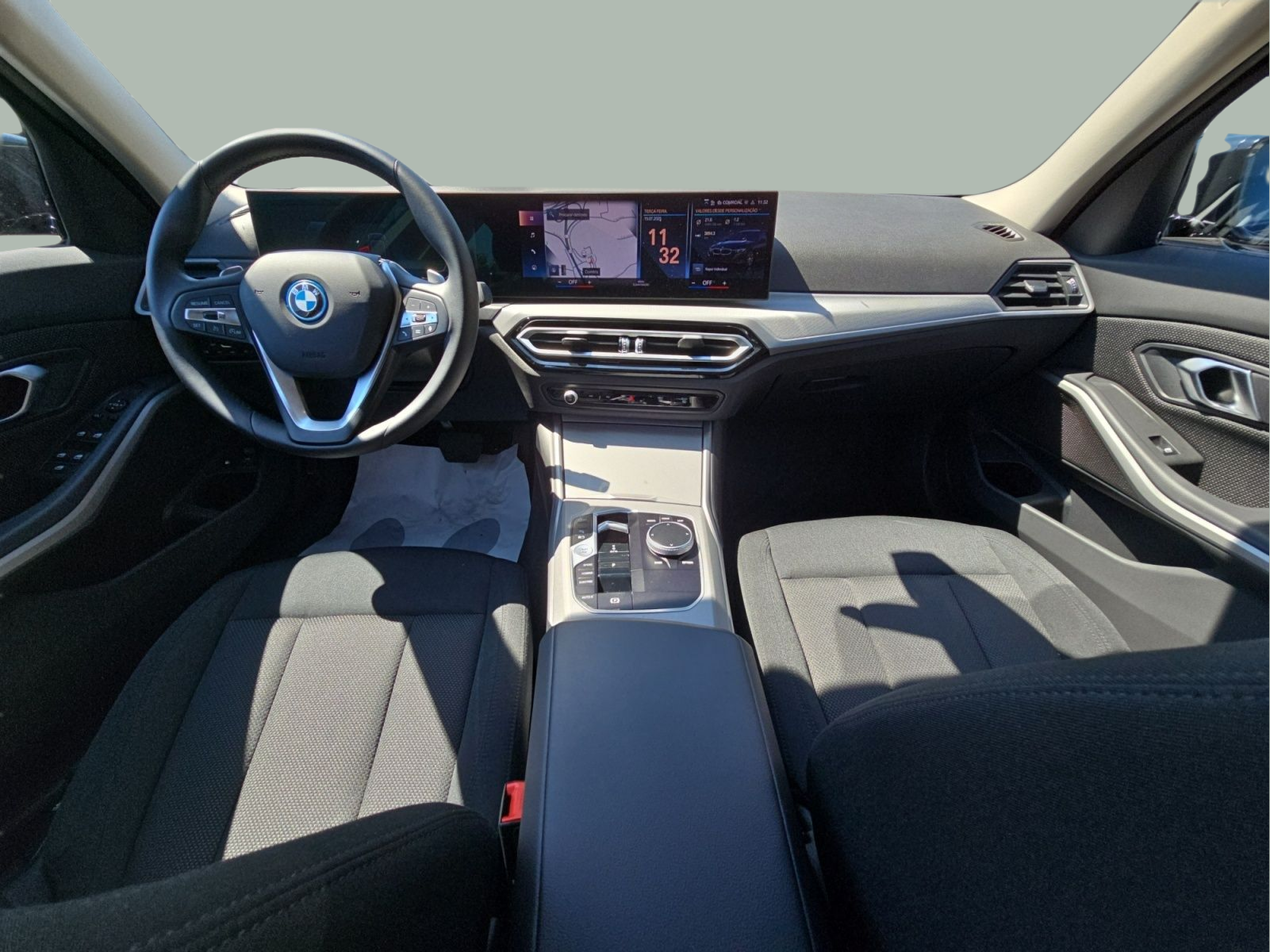 BMW Série 3 320e Touring color Negro. Año 2023. 150KW(204CV). Elétrico / Gasolina Híbrido. En concesionario MCoutinho Bomcar Coimbra de Coimbra