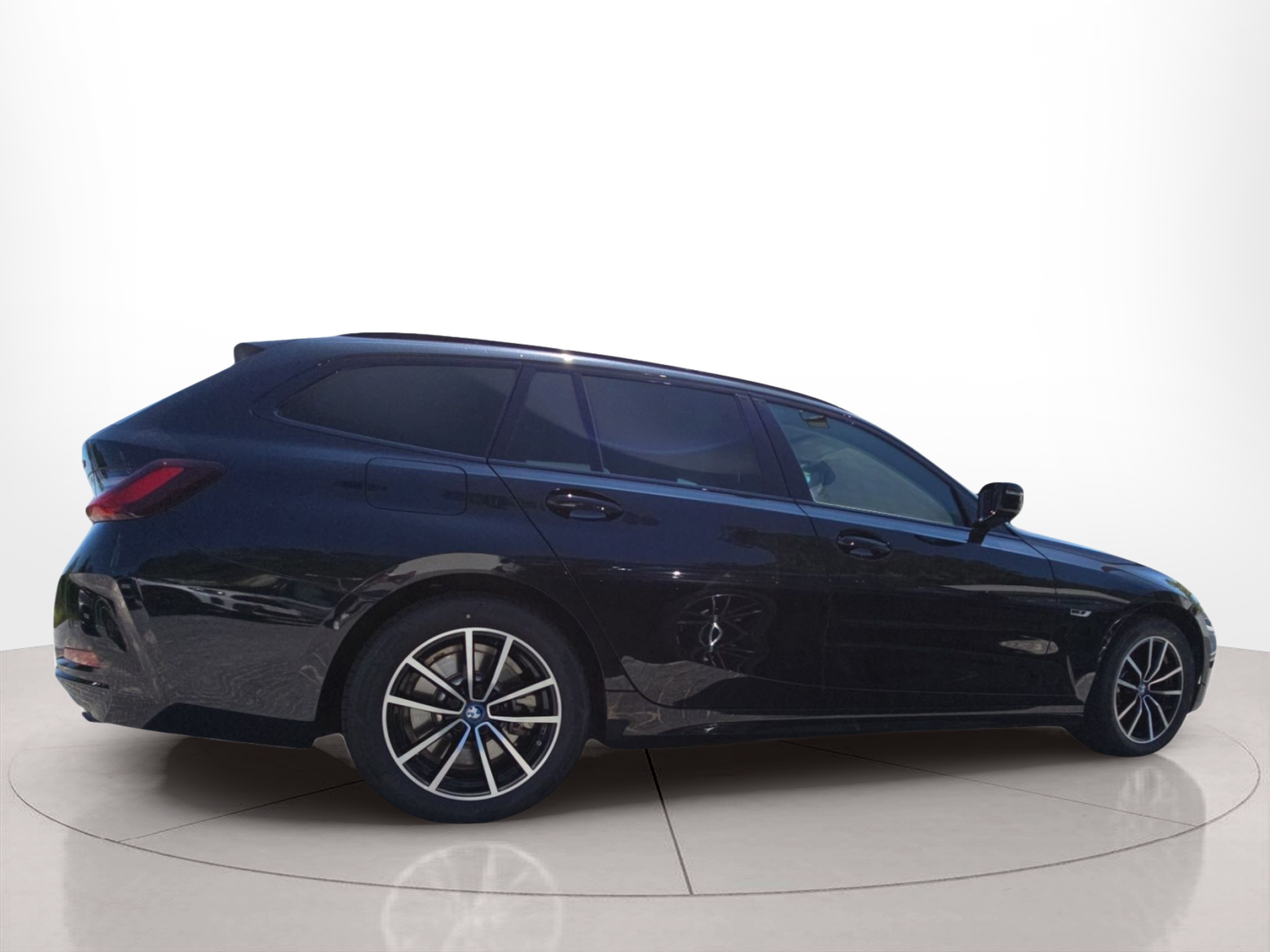 BMW Série 3 320e Touring color Negro. Año 2023. 150KW(204CV). Elétrico / Gasolina Híbrido. En concesionario MCoutinho Bomcar Coimbra de Coimbra