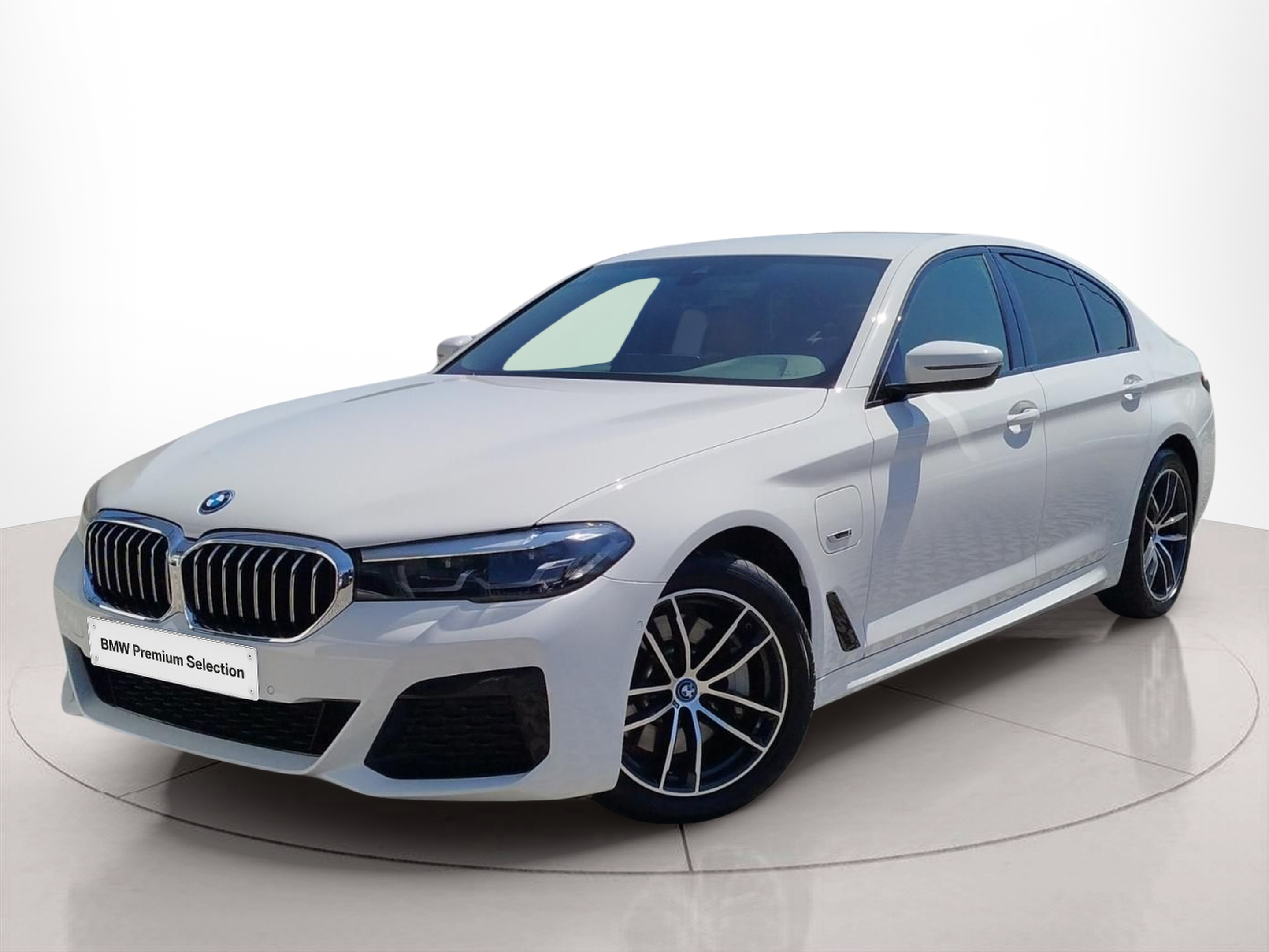 Fotos de BMW Série 5 530e Berlina color Blanco. Año 2023. 215KW(292CV). Elétrico / Gasolina Híbrido. En concesionario MCoutinho - Bragança de Bragança