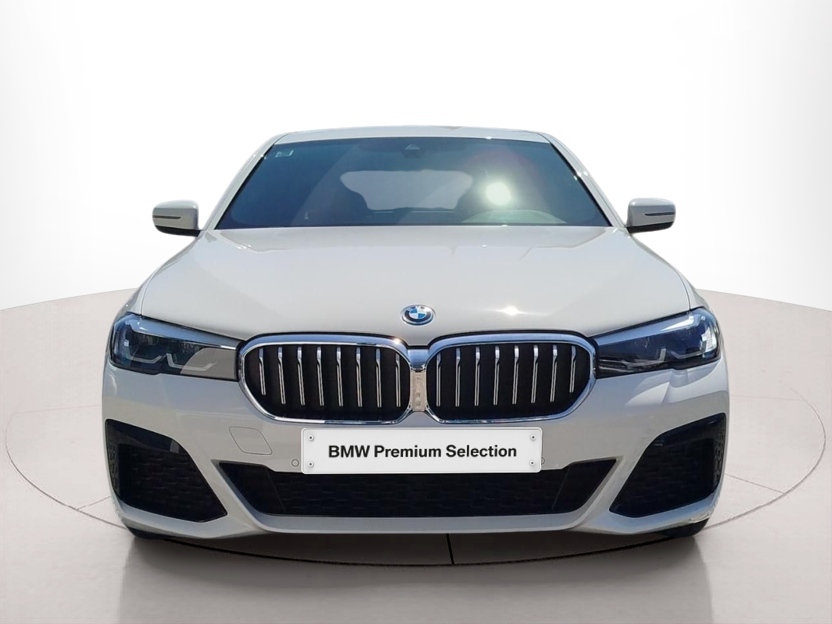 Fotos de BMW Série 5 530e Berlina color Blanco. Año 2023. 215KW(292CV). Elétrico / Gasolina Híbrido. En concesionario MCoutinho - Bragança de Bragança