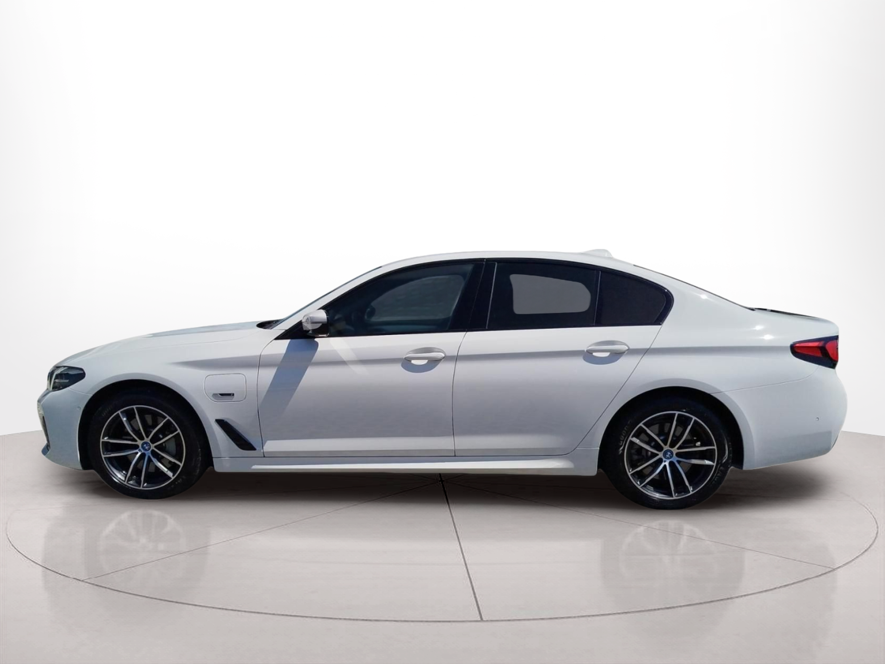 Fotos de BMW Série 5 530e Berlina color Blanco. Año 2023. 215KW(292CV). Elétrico / Gasolina Híbrido. En concesionario MCoutinho - Bragança de Bragança