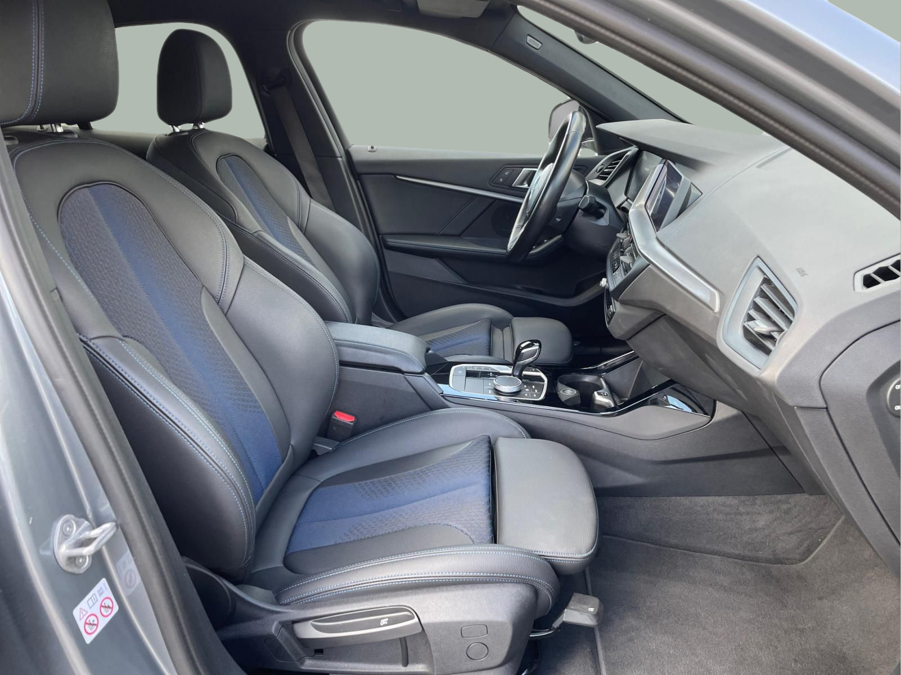 BMW Série 1 116d color Gris. Año 2023. 85KW(116CV). Diesel. En concesionario MCoutinho - Vila Real de Vila Real