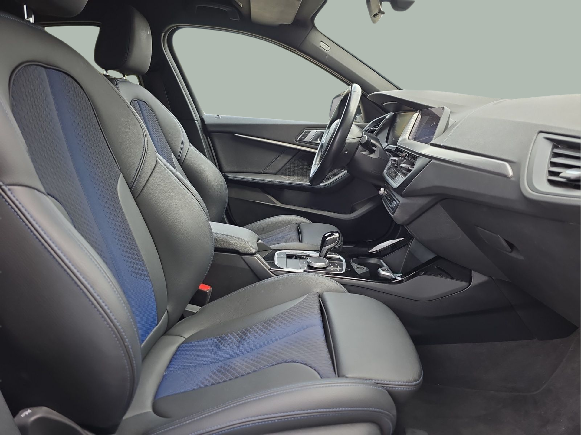 BMW Série 1 116d color Blanco. Año 2023. 85KW(116CV). Diesel. En concesionario MCoutinho Bomcar Leiria de Leiria