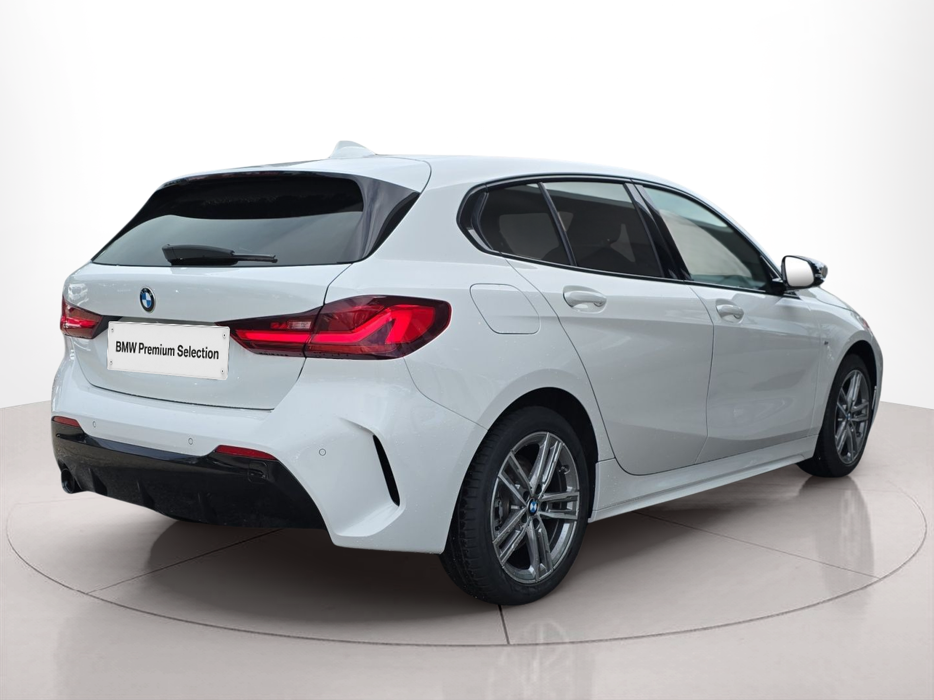BMW Série 1 116d color Blanco. Año 2023. 85KW(116CV). Diesel. En concesionario MCoutinho Bomcar Leiria de Leiria