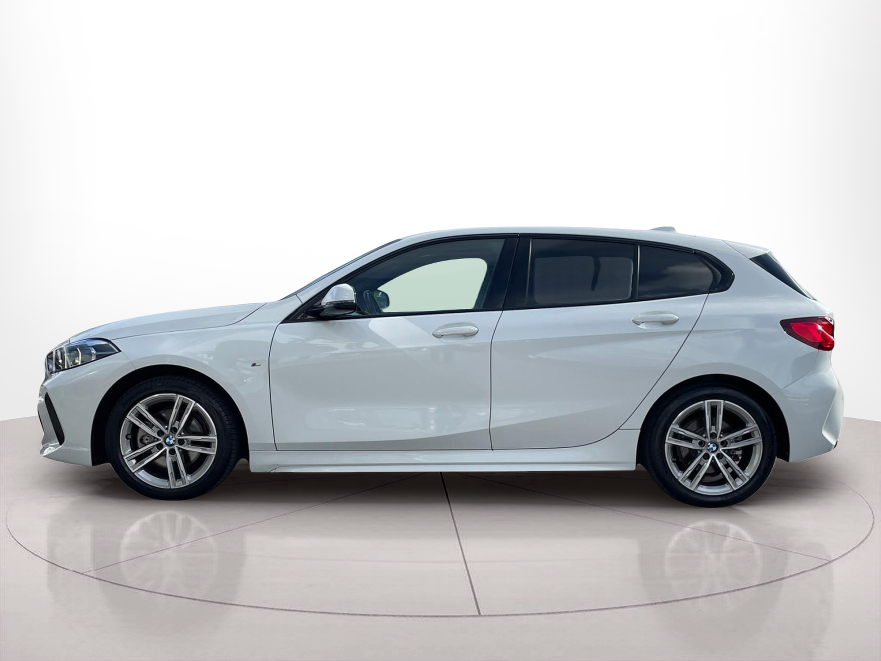 Fotos de BMW Série 1 116d color Blanco. Año 2023. 85KW(116CV). Diesel. En concesionario MCoutinho - Viseu de Viseu