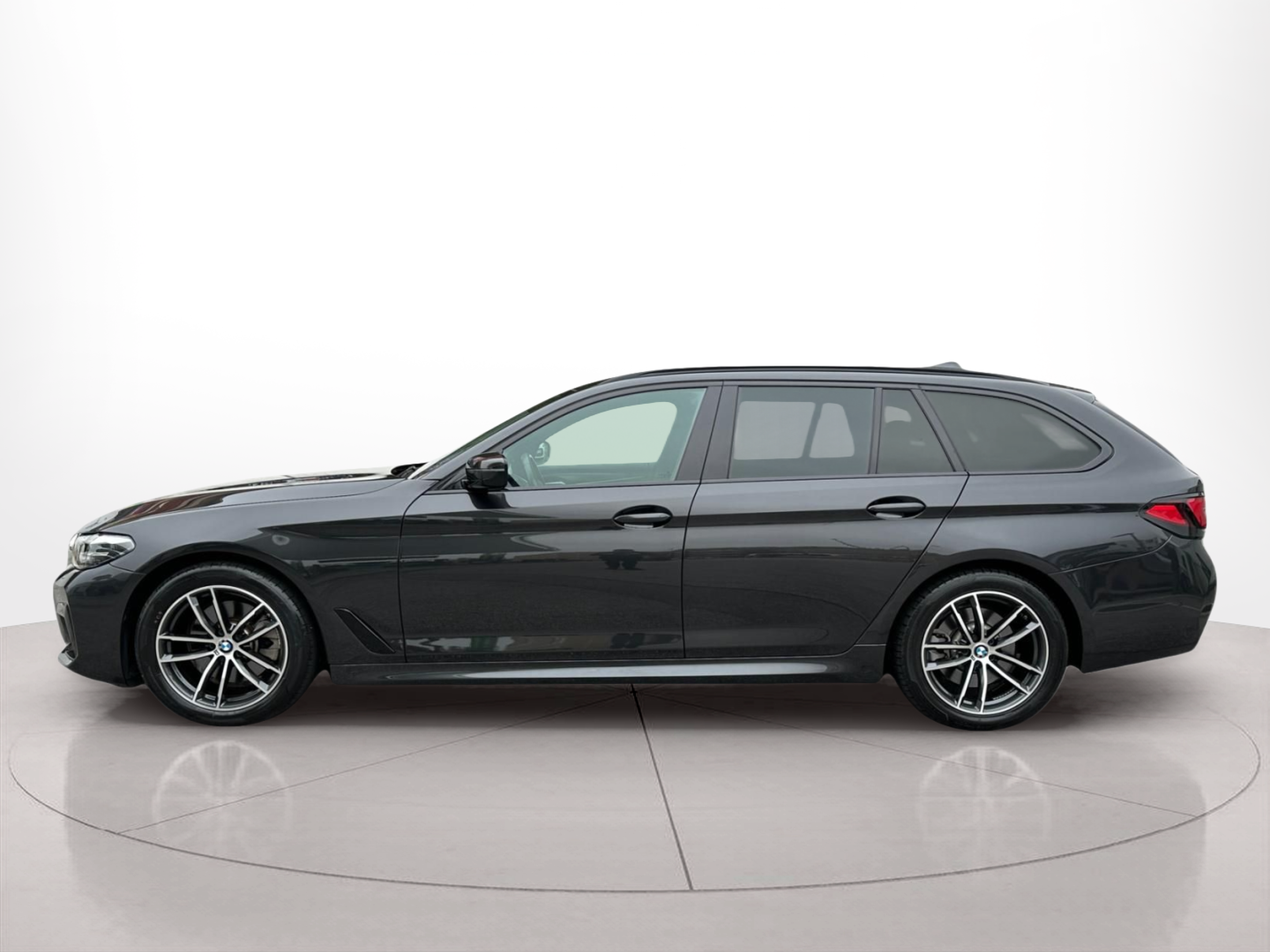 Fotos de BMW Série 5 520d Touring color Gris. Año 2023. 140KW(190CV). Elétrico / Diesel Híbrido. En concesionario MCoutinho - Viseu de Viseu