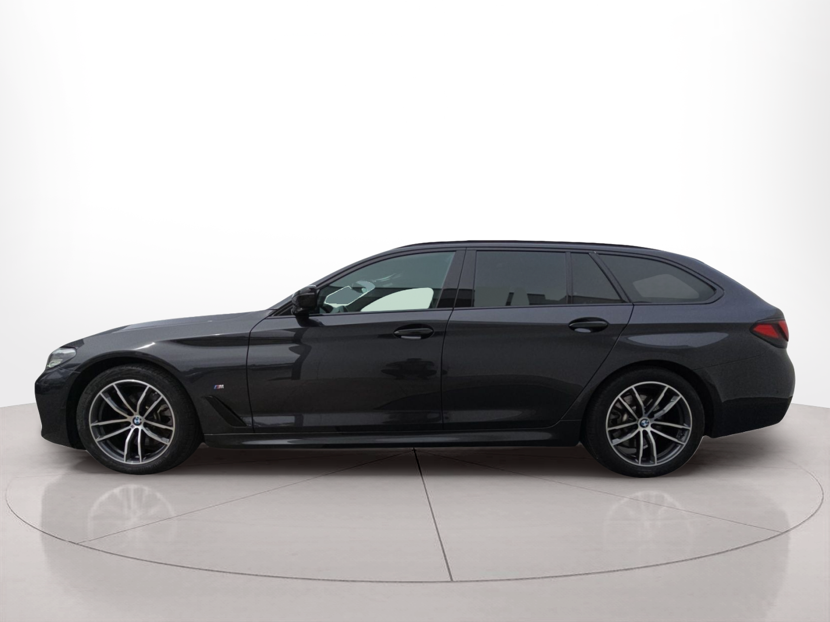 Fotos de BMW Série 5 520d Touring color Gris. Año 2023. 140KW(190CV). Diesel. En concesionario MCoutinho Bomcar Leiria de Leiria
