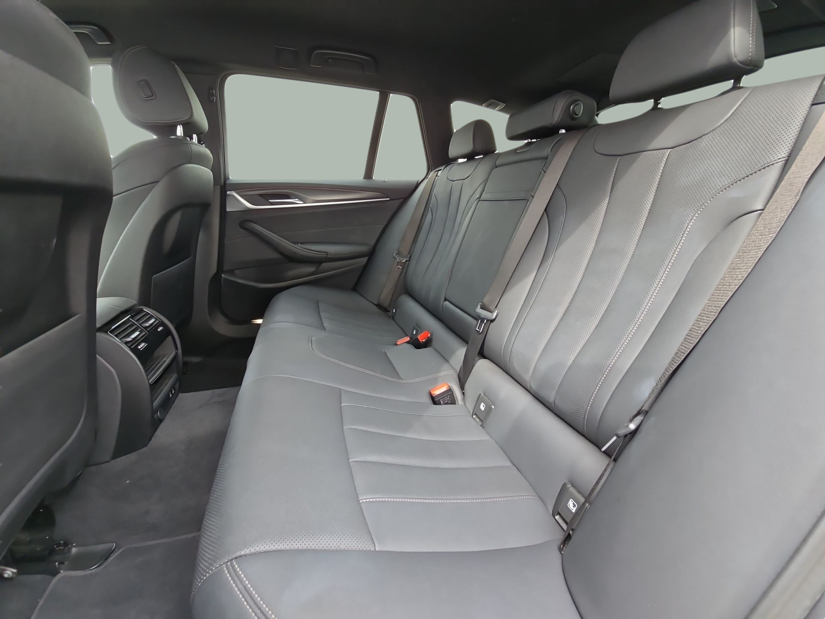 BMW Série 5 520d Touring color Gris. Año 2023. 140KW(190CV). Diesel. En concesionario MCoutinho Bomcar Leiria de Leiria