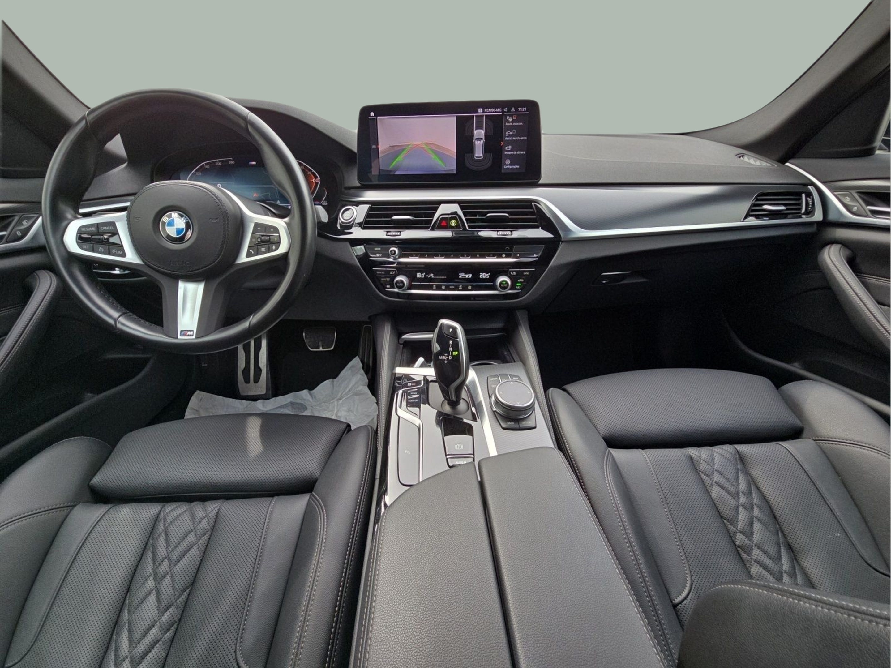 BMW Série 5 520d Touring color Gris. Año 2023. 140KW(190CV). Diesel. En concesionario MCoutinho Bomcar Leiria de Leiria