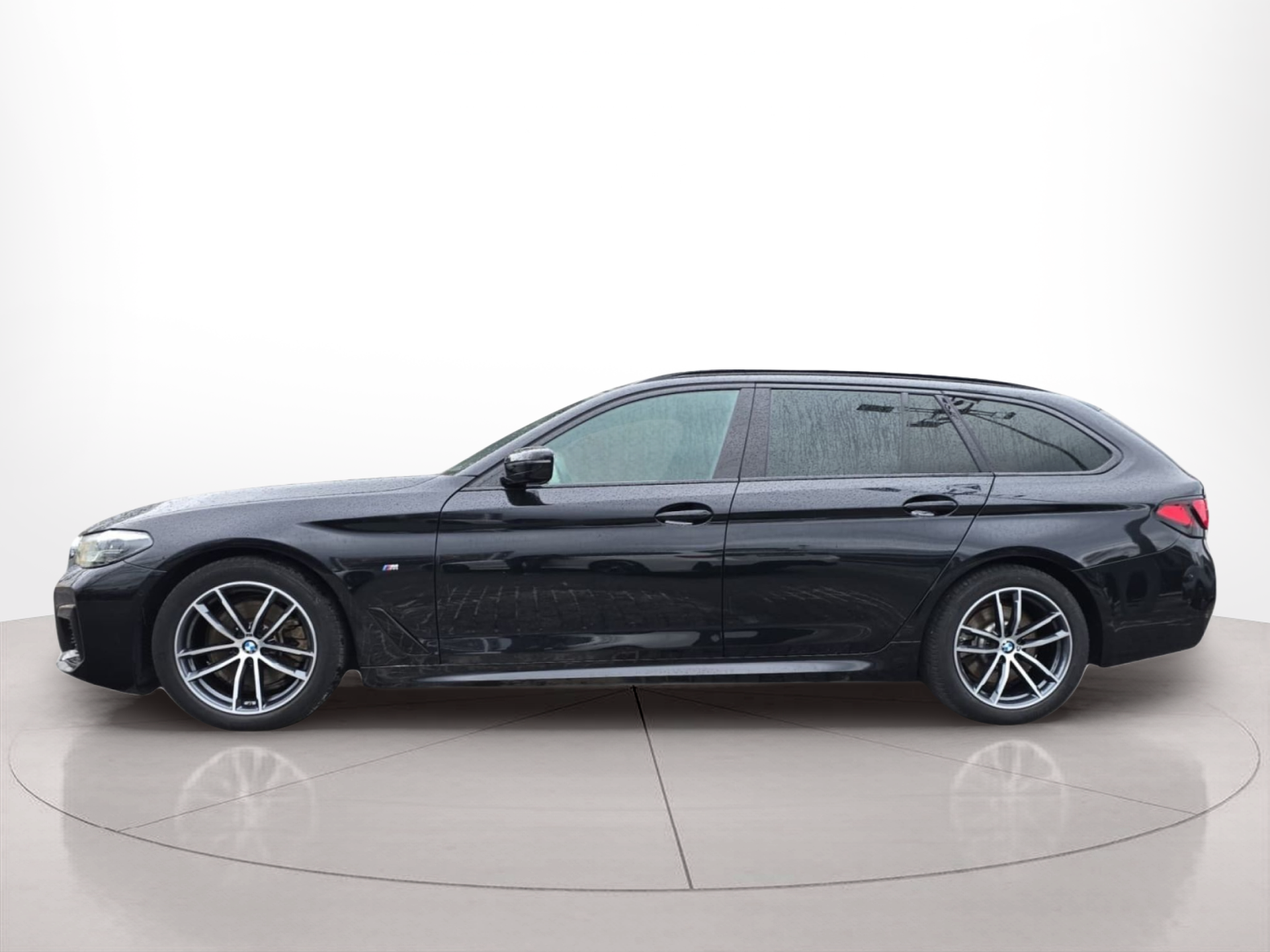 Fotos de BMW Série 5 520d Touring color Negro. Año 2023. 140KW(190CV). Diesel. En concesionario MCoutinho Bomcar Leiria de Leiria