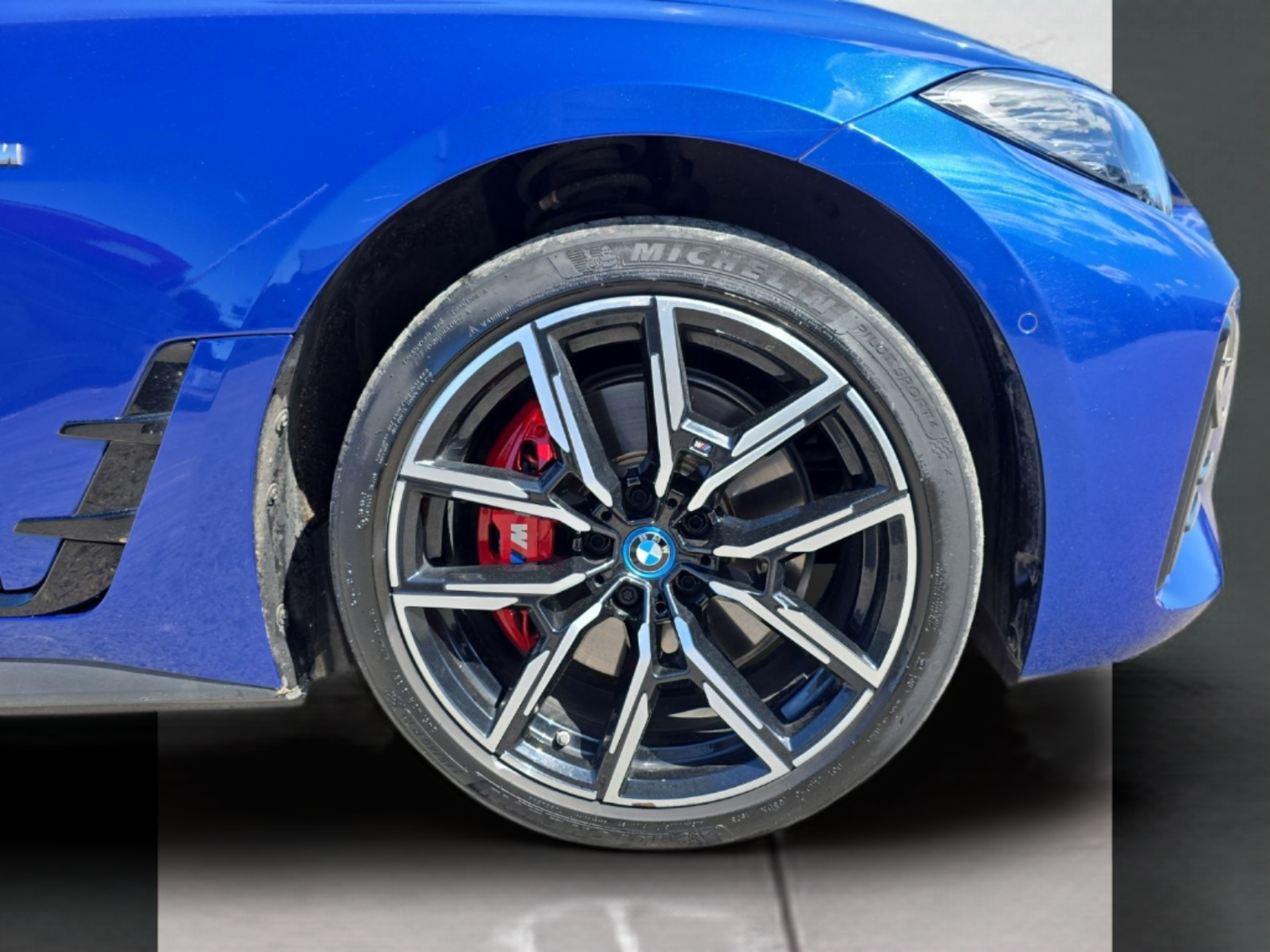 BMW i4 i4 M50 color Azul. Año 2023. 400KW(544CV). Elétrico. En concesionario MCoutinho Bomcar Coimbra de Coimbra