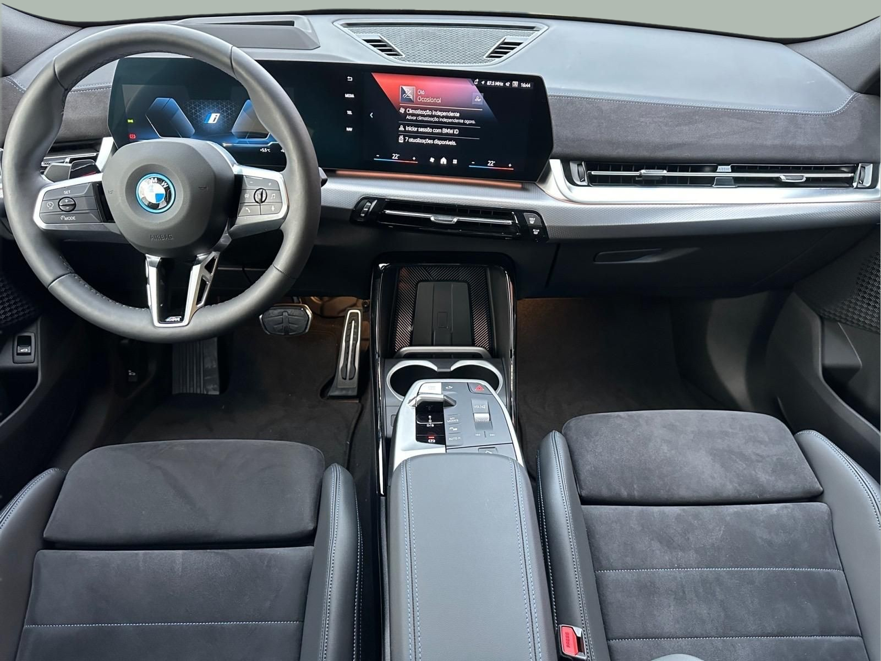 BMW iX2 eDrive20 color Gris. Año 2024. 150KW(204CV). Elétrico. En concesionario MCoutinho - Vila Real de Vila Real