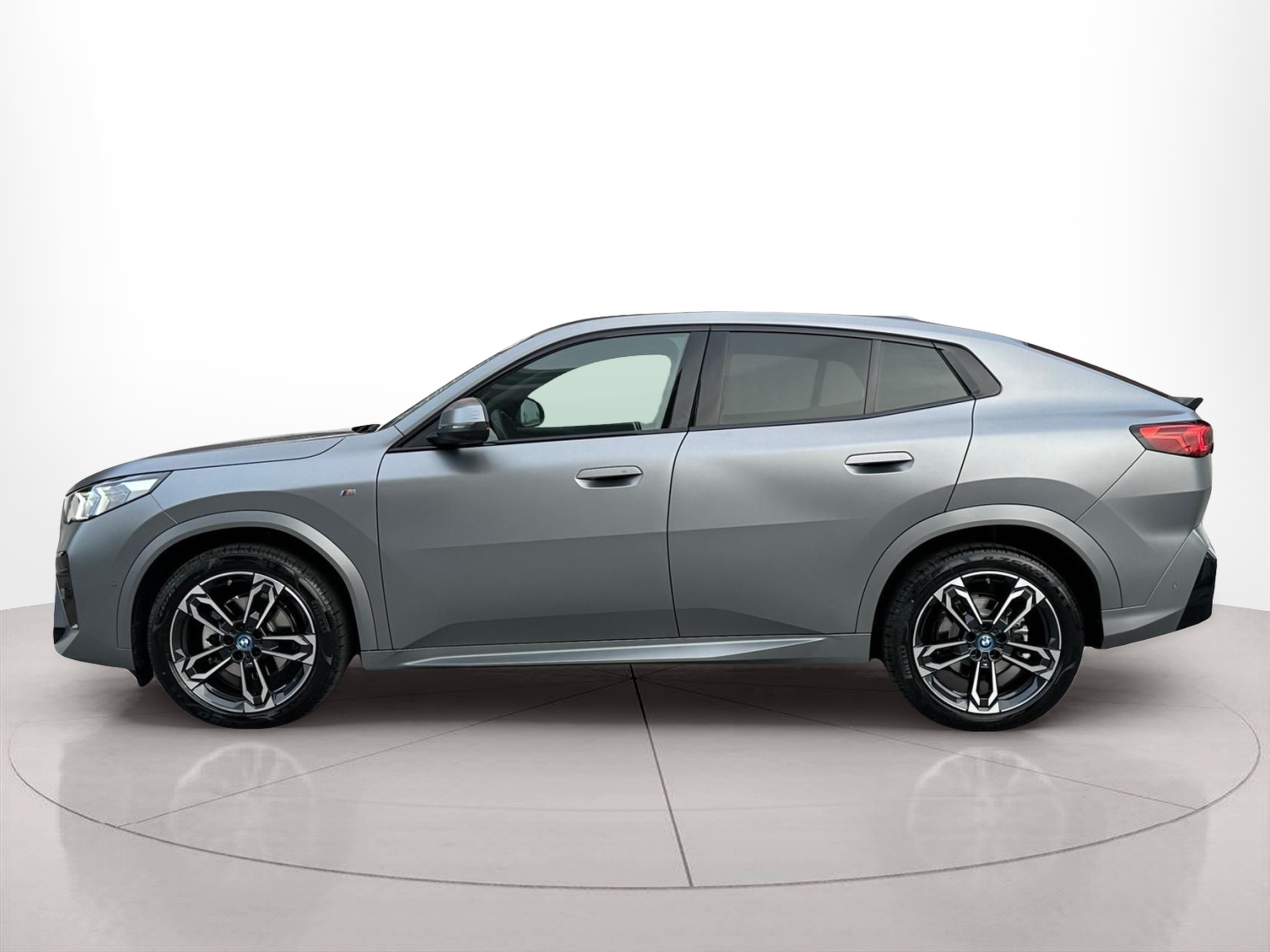 Fotos de BMW iX2 eDrive20 color Gris. Año 2024. 150KW(204CV). Elétrico. En concesionario MCoutinho - Vila Real de Vila Real