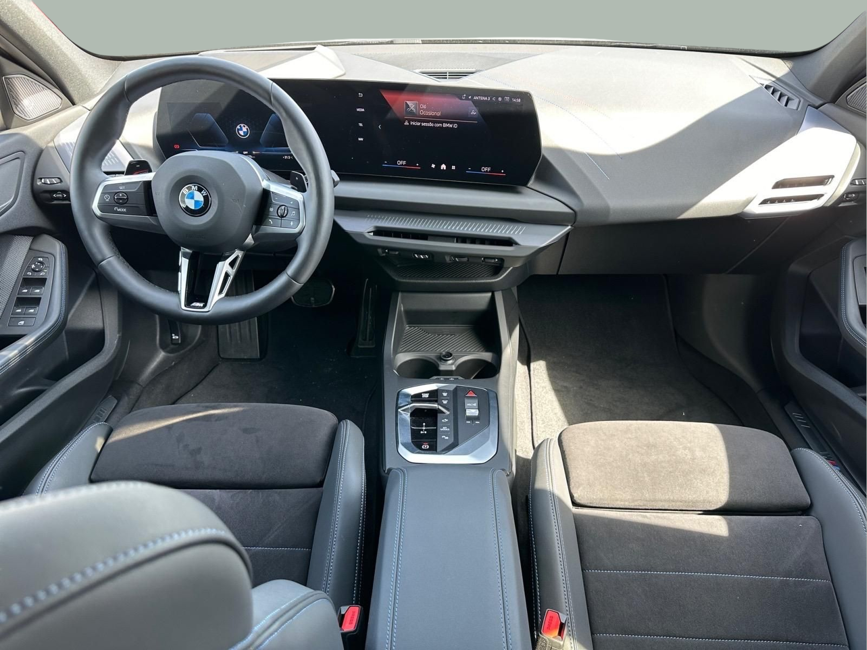 BMW Série 1 120d color Gris. Año 2024. 120KW(163CV). Diesel. En concesionario MCoutinho - Bragança de Bragança